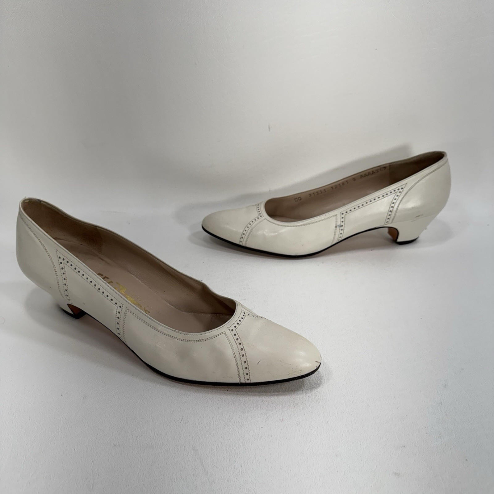 Vintage Salvatore Ferragamo Cream White Women’s Size 9 AAAA Pumps – See Details