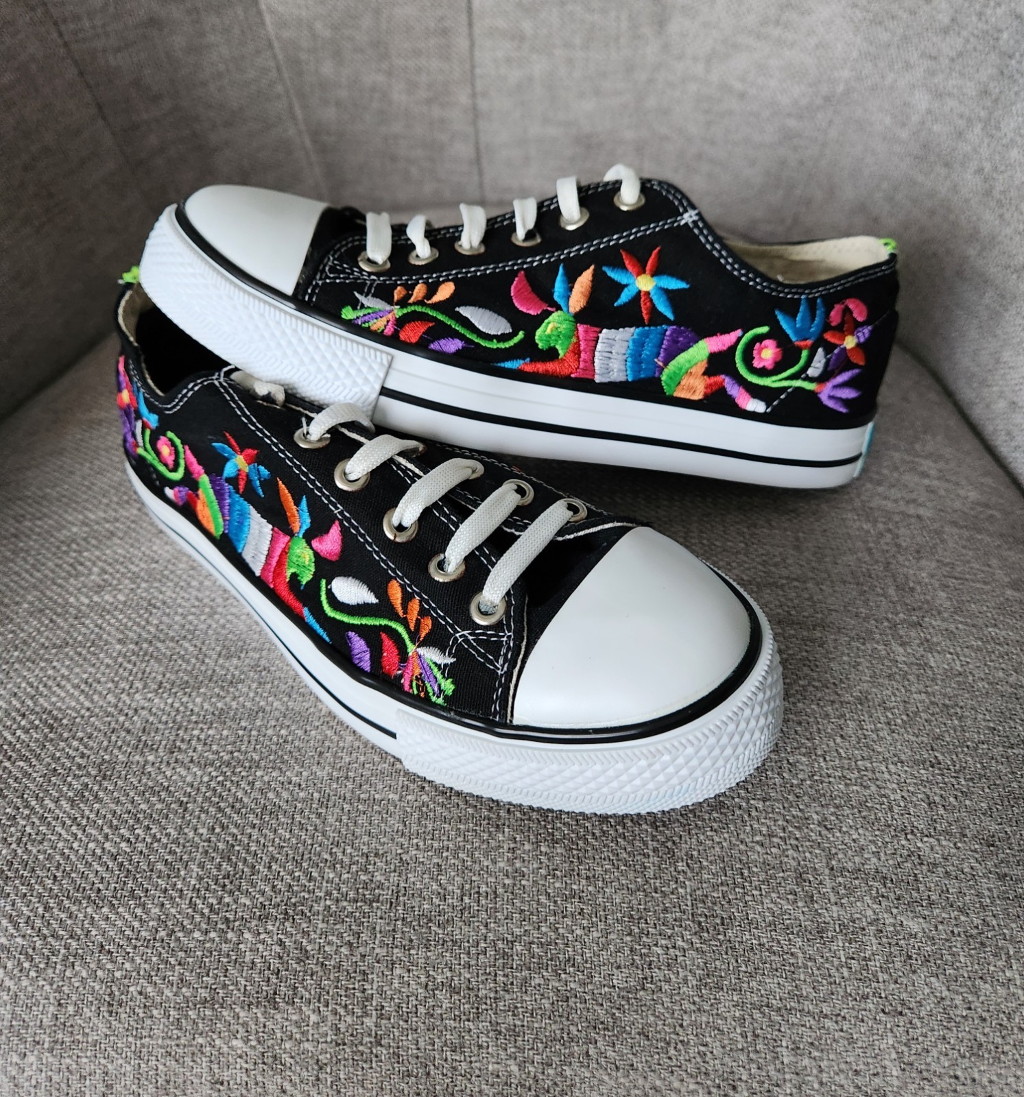 Mexican Artisanal Embroidered Flower Tennis Shoes Size 7 – 7.5