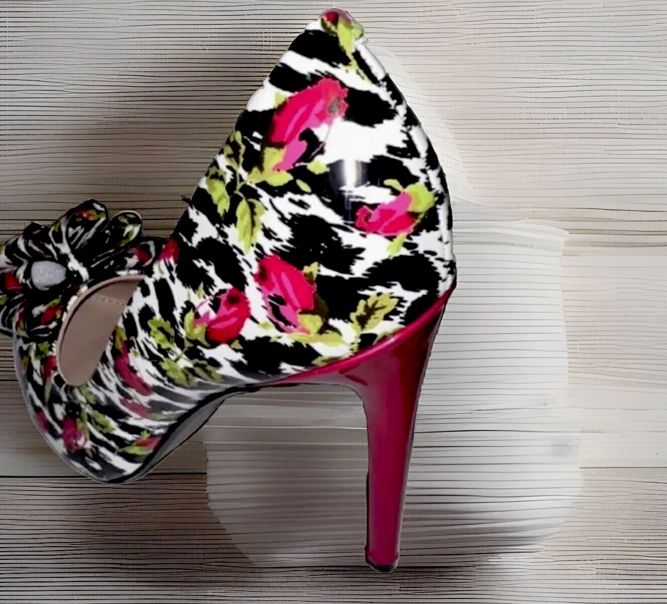 Betsey Johnson Prince-P Heels pink green black white bow brand new In box size 7