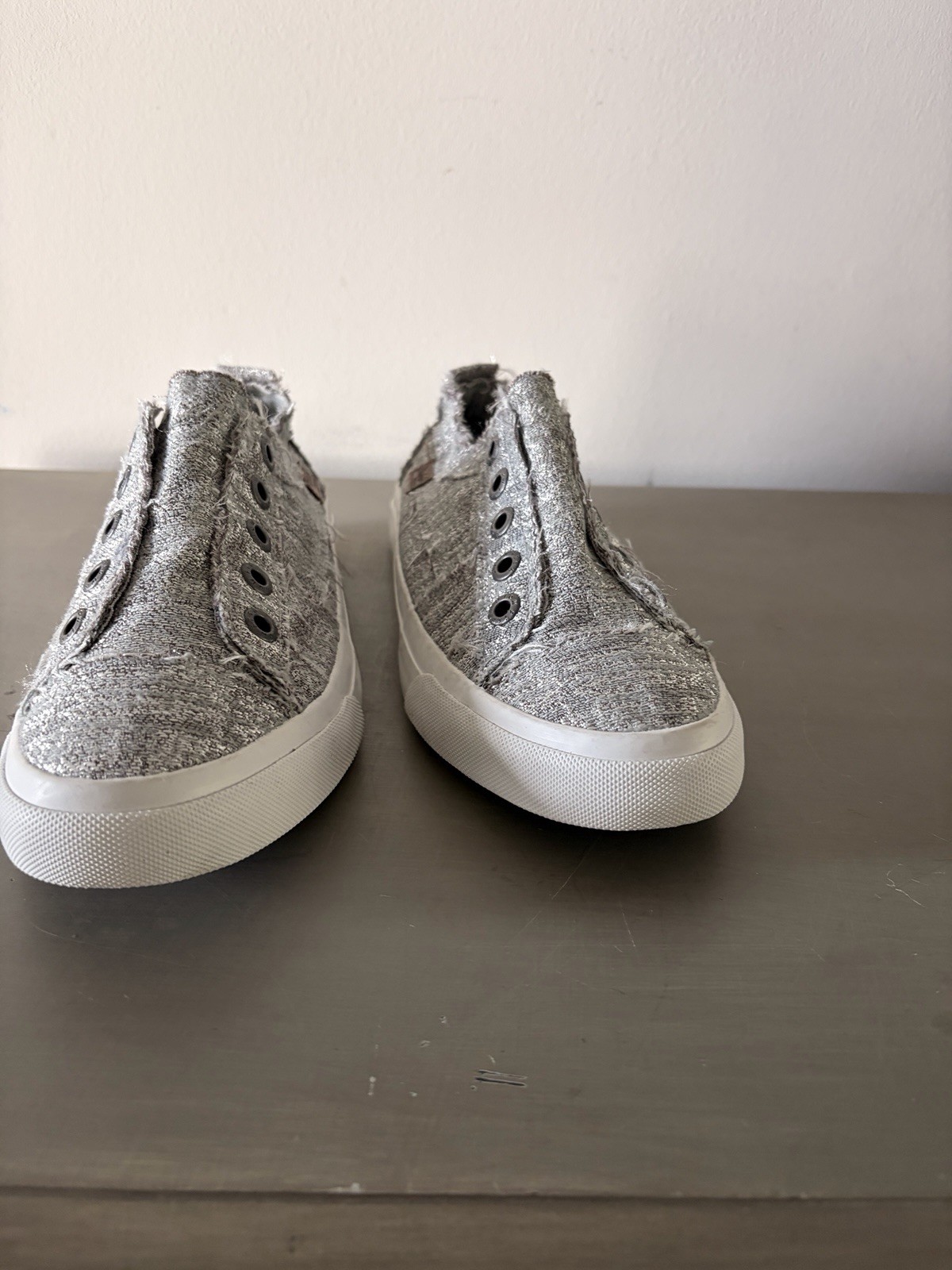 Blowfish Malibu Women’s Light Grey Hipster Silver US 8.5 Slip on Frayed Edge