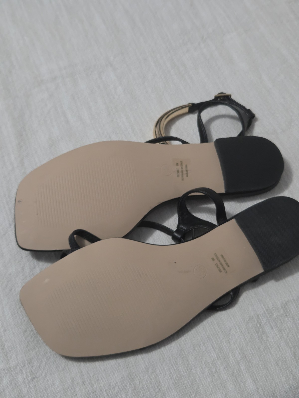 NWOT Cushionaire Secret Flat Sandals Black Gold Ankle Cuff Toe Ring, Size 9