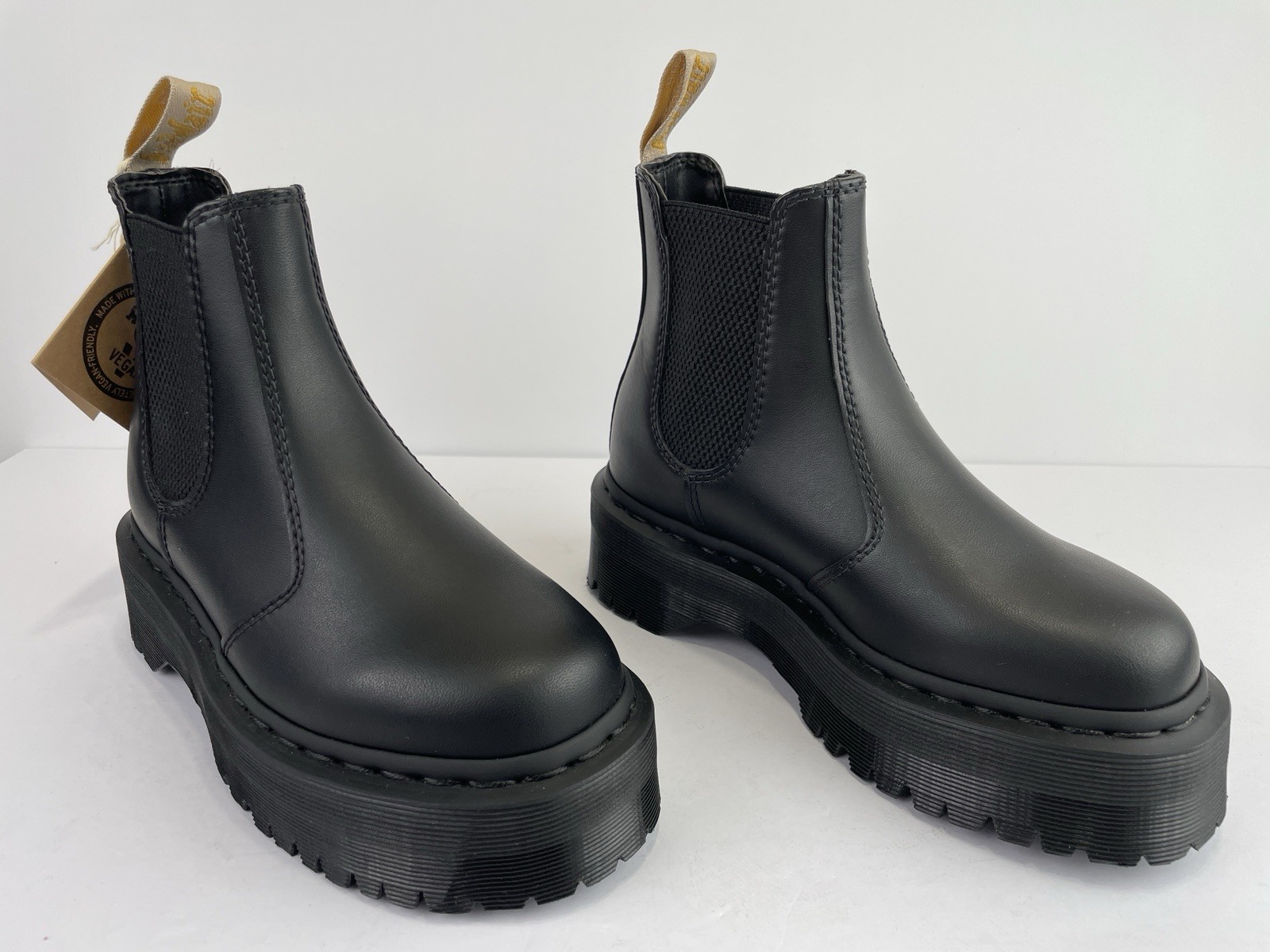 Dr. Martens Vegan 2976 Quad Chelsea Mono Boots Black Felix Rub Off Women’s Sz 5