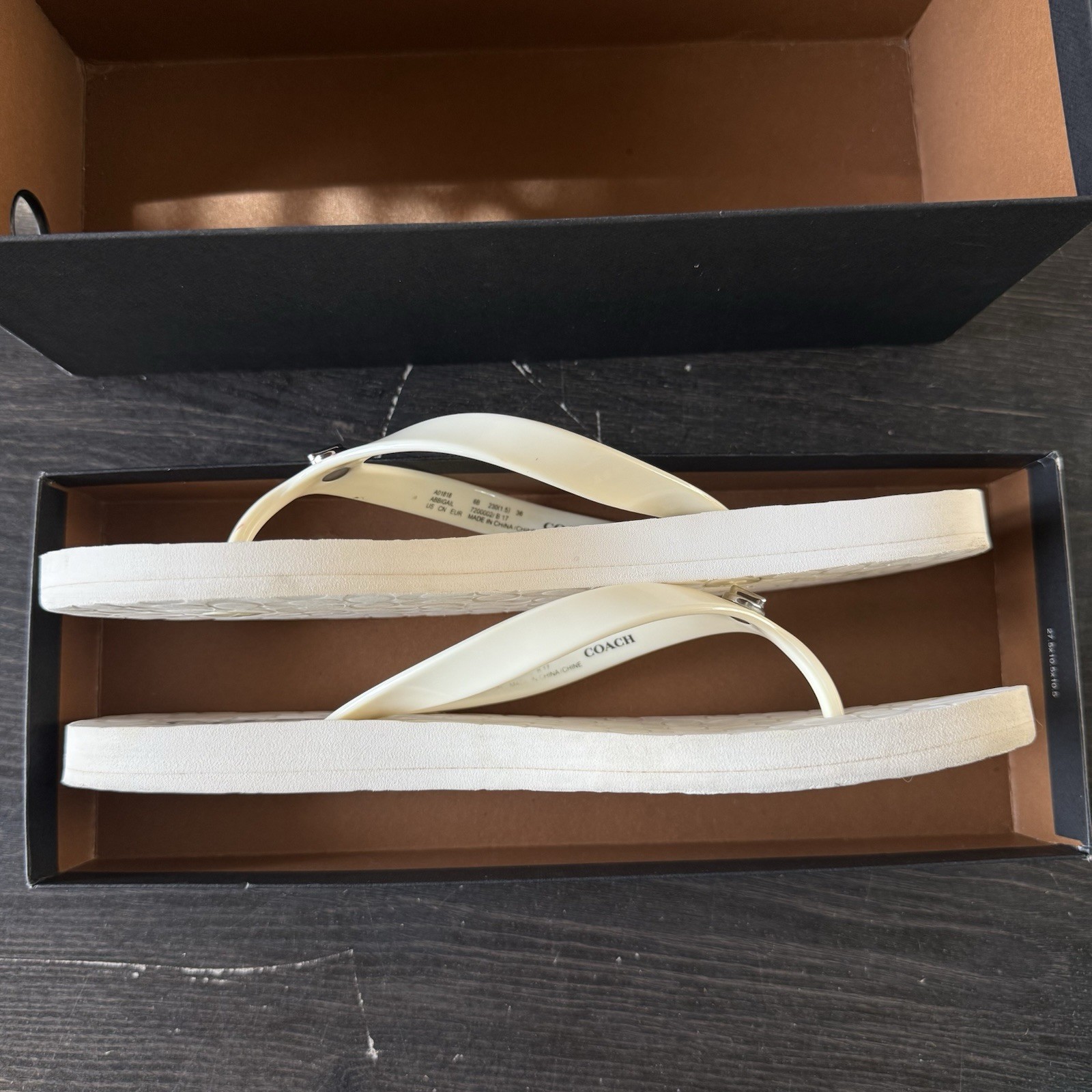 Coach Abbigail Turnlock Logo White Thong Sandals 2016 Womens Size 6 + Box