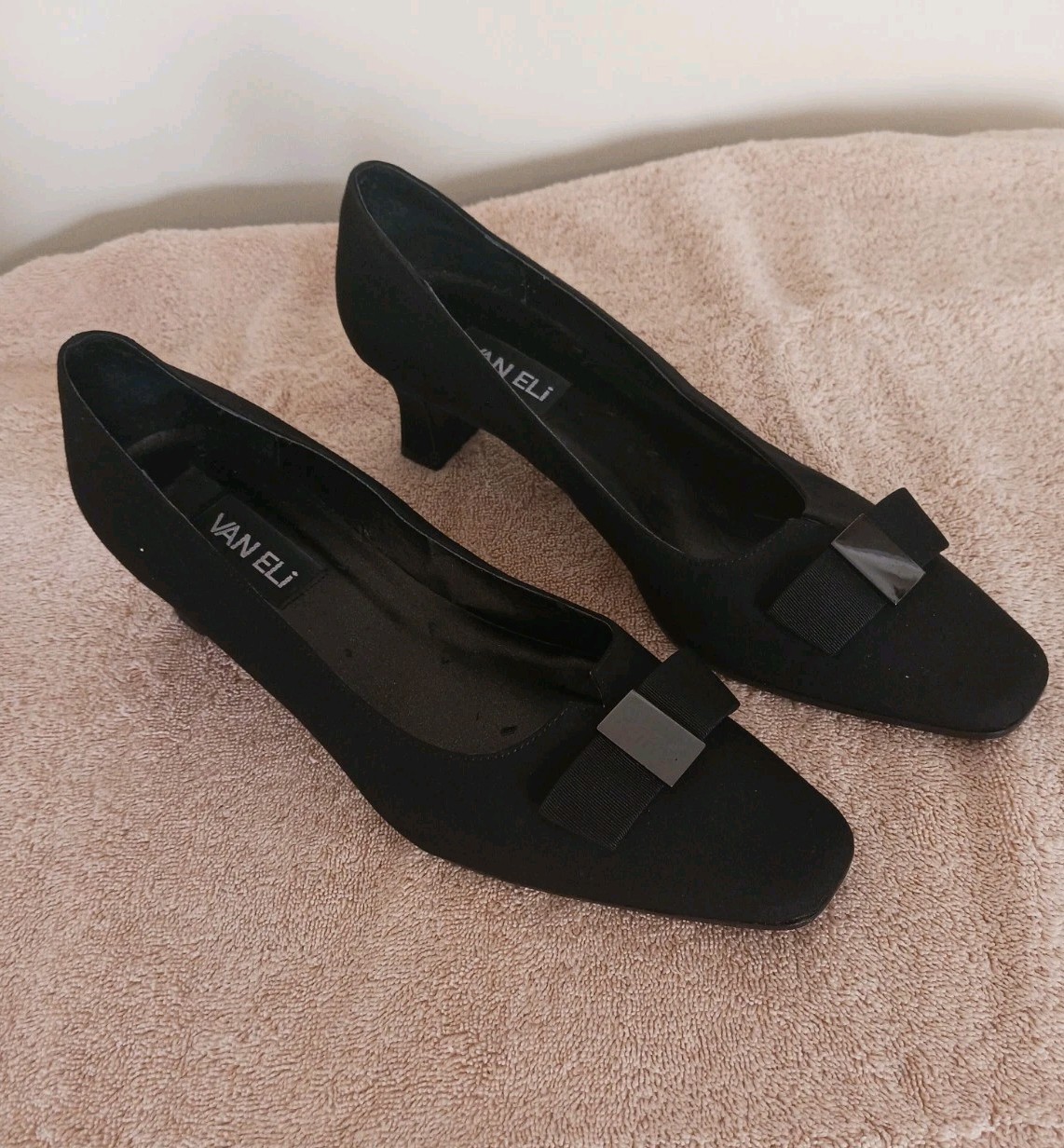 Vaneli Women’s Black Peau De Soie Pumps Black Accent Bow Kitten Heel Size 10W