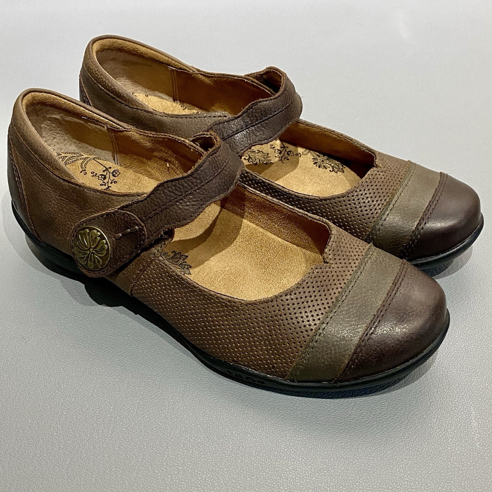 Taos Bravo Mary Jane Flats Brown Gray Leather Womens 7W Wide Comfort Closed Toe