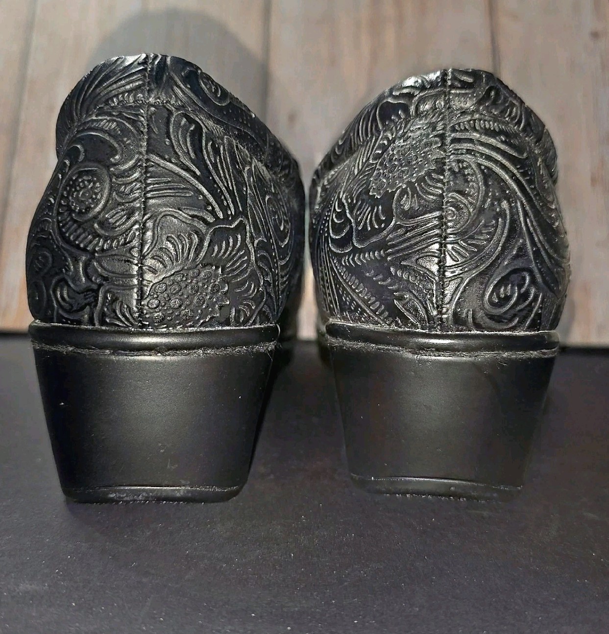 Yuu Bethanee Black Tooled Embossed Leather Floral Paisley Clogs Slip-On Shoes 8W
