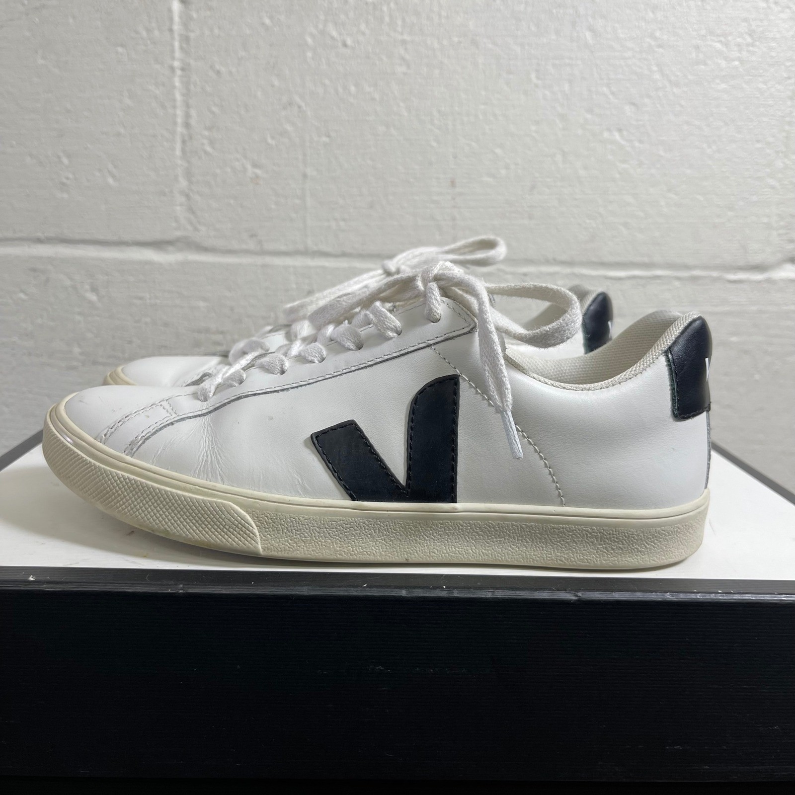 Veja Esplar Low White Black Leather Sneakers Lace up Women’s Size 6 US/4 UK
