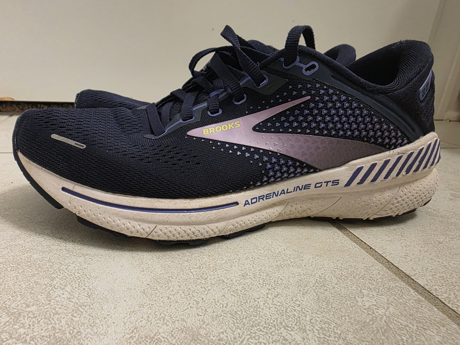Brooks Adrenaline GTS 22 Women’s Athletic Sneakers Black/Purple/White