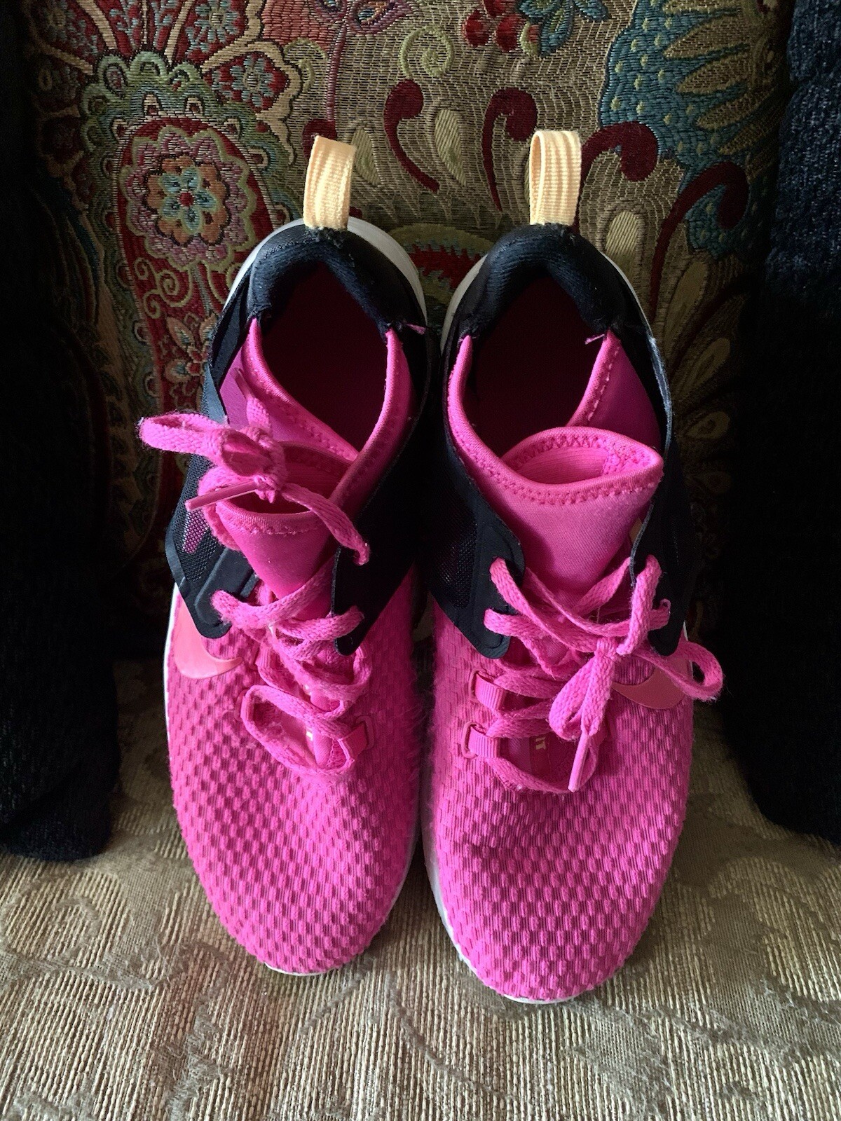 2018 Nike Wmns Air Max Bella Tr 2 Laser Fuchsia Sneakers, Size 9.5