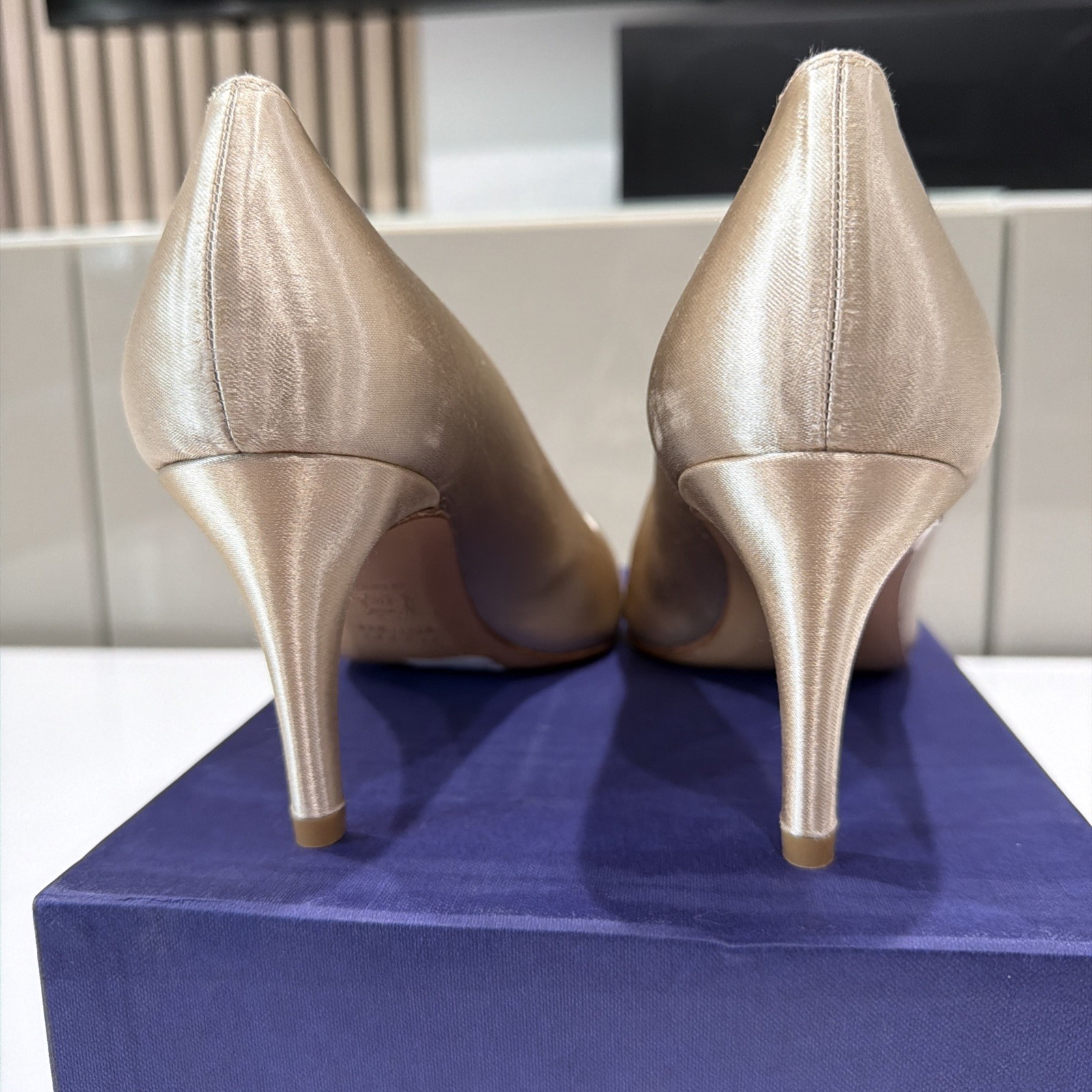 Stuart Weitzman Champaign Satin Point Toe Mid Heel Sz 8 Wedding Guest