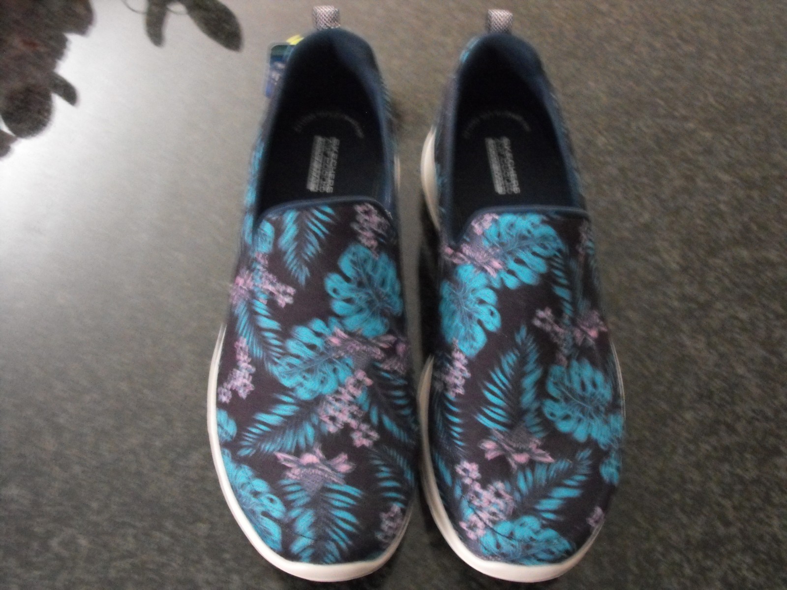 Skechers Women’s GO WALK Slip-On Sneaker Navy Tropical Floral Size 10M NWOB