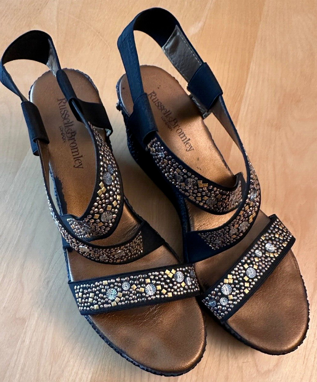 RUSSELL & BROMLEY LONDON SANDALS 10/41 RAFFIA WEGE EMBELLISHED STRETCH