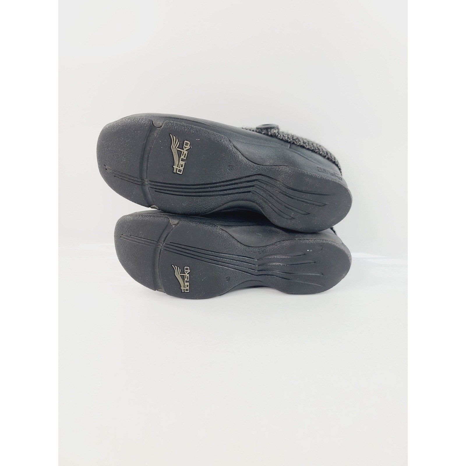 Dansko Round Toe Leather Upper Synthetic Sole Slip-On Clogs Women Size 9 Black.