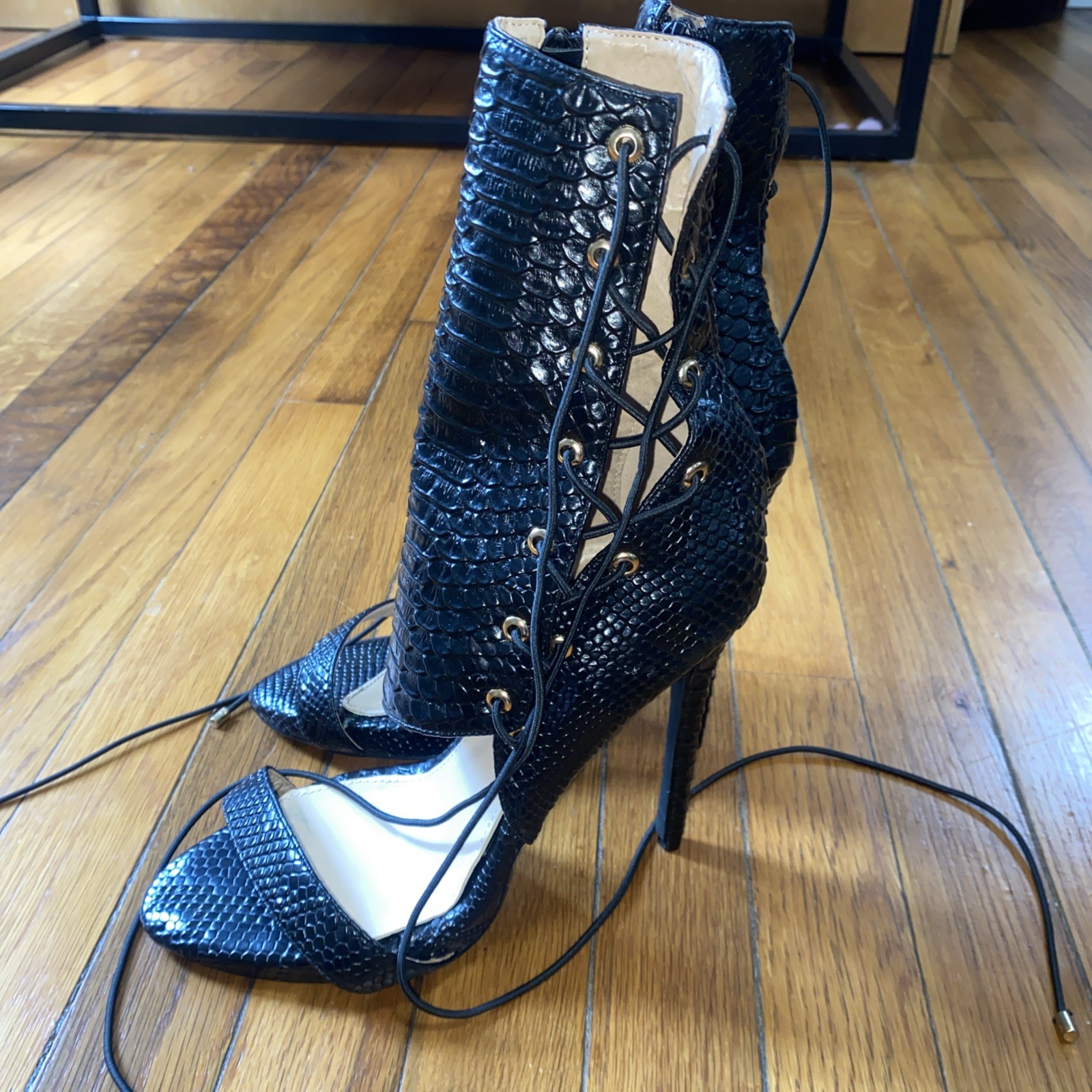 NWOT Azalea Wang Black Laced Open Toe Snake Stilettos Shoes Heels Sandals Size 9