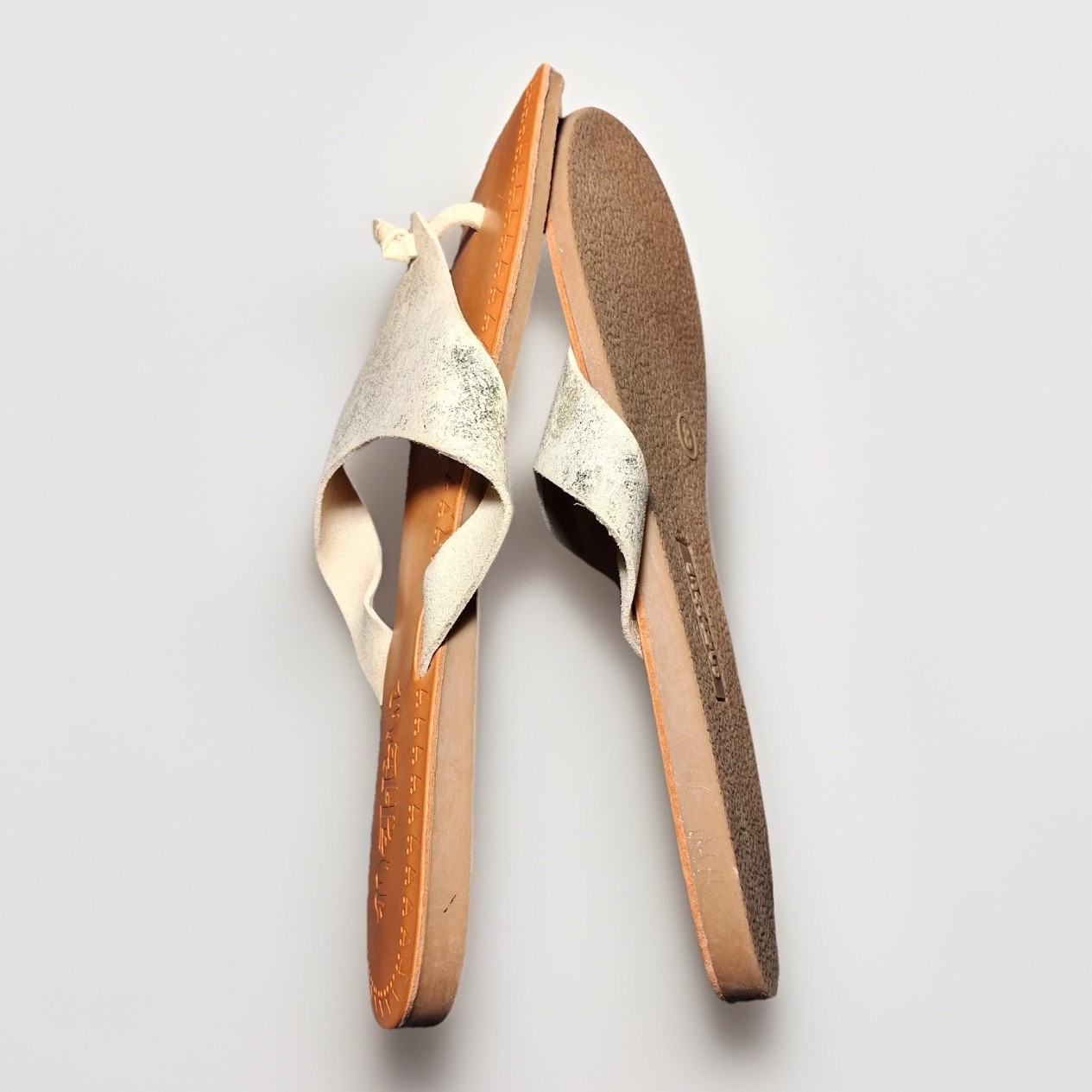 Matlow Womens Leather Thong Sandals Metallic Silver Tan Distressed Flat Slides