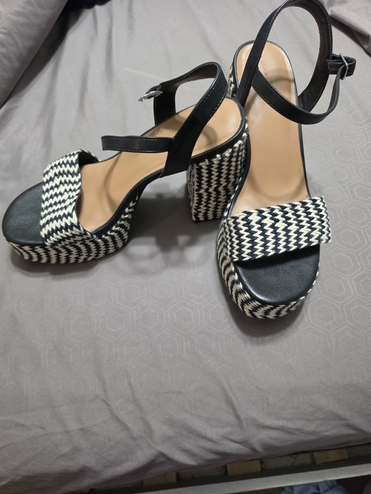 Universal Thread Women’s Black White Chevron Platform Ankle Strap Open Toe 10