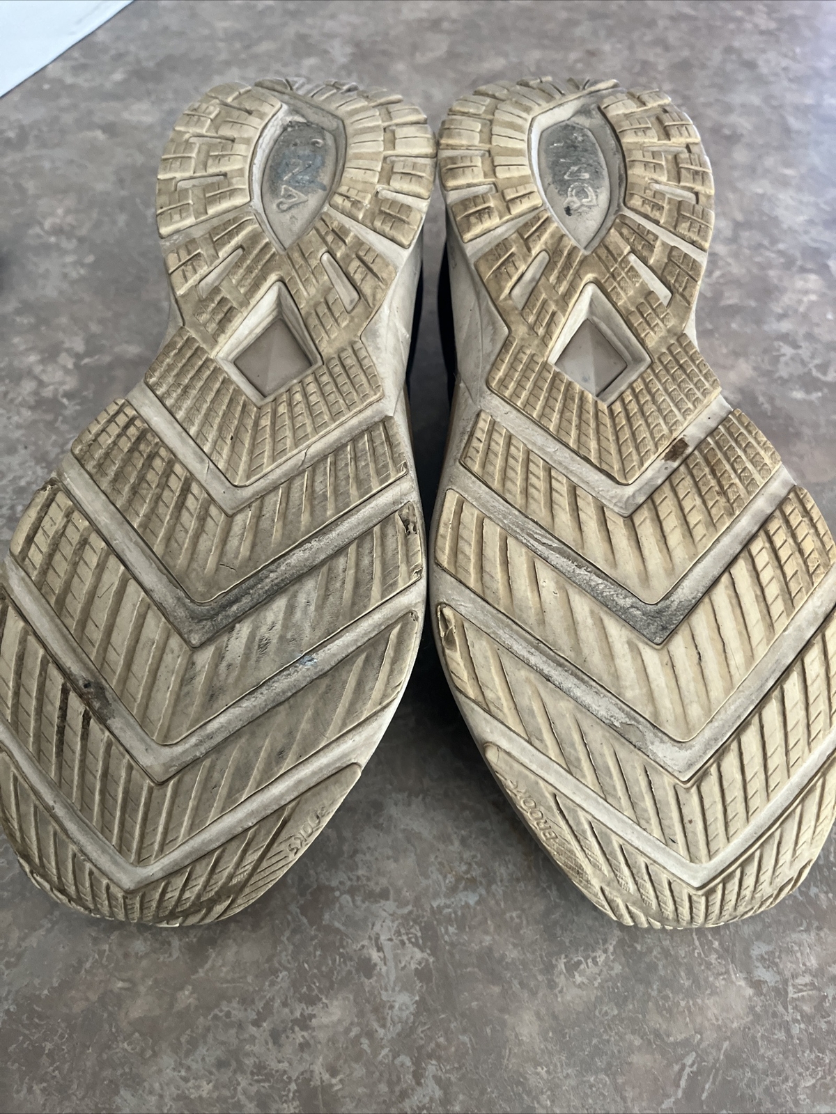 BROOKS RICOCHET RUNNING SHOES WOMENS SIZE 11