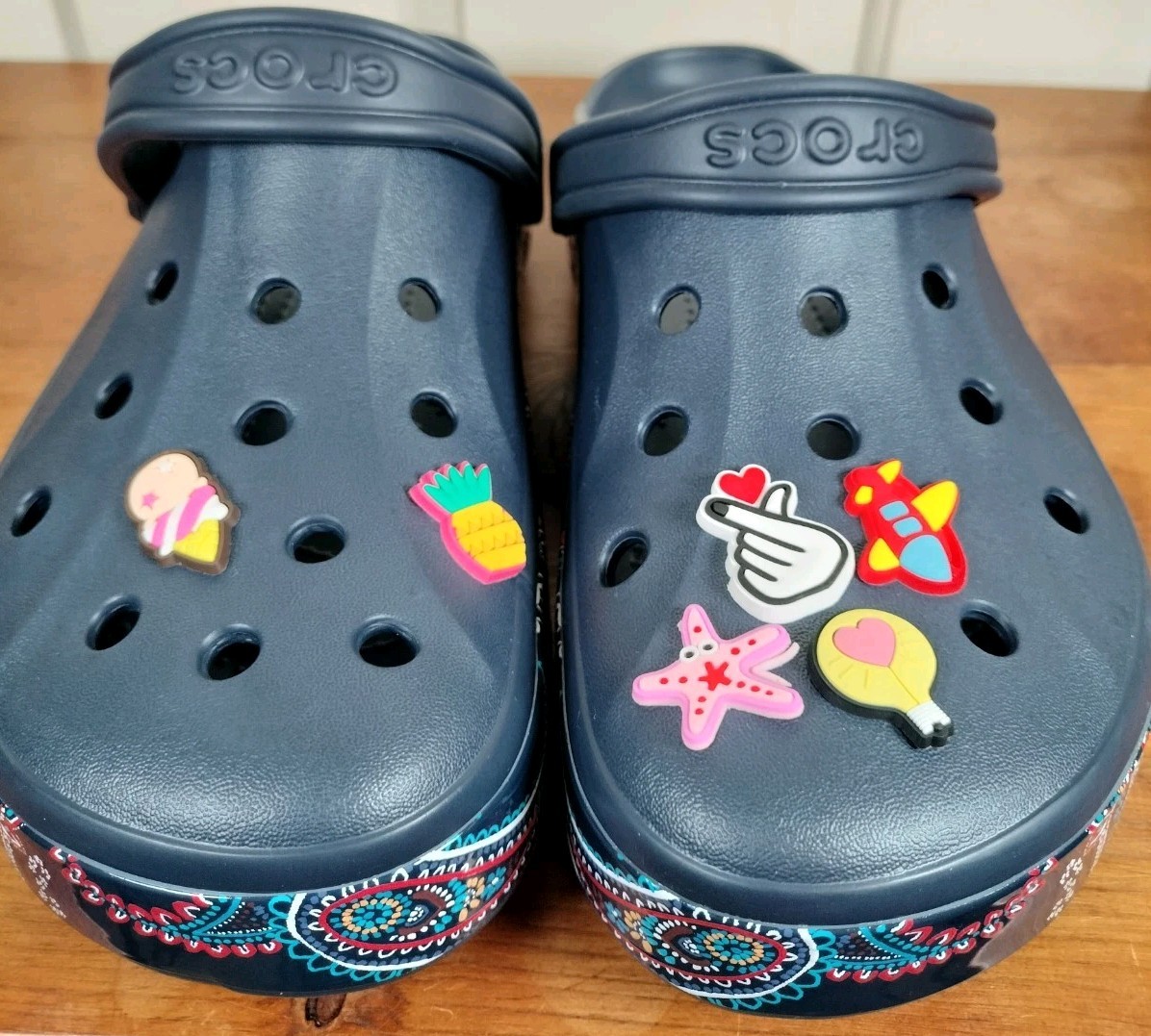 Crocs Baya Paisley Band Clogs Navy Blue Mens 9 Womens 11 Slip On Comfort Charms