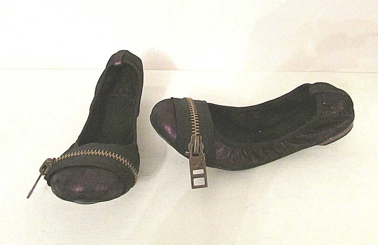 DMSX Donald J Pliner Bella Ballet Flats Shoes sz 6 Zipper Front Metallic Suede