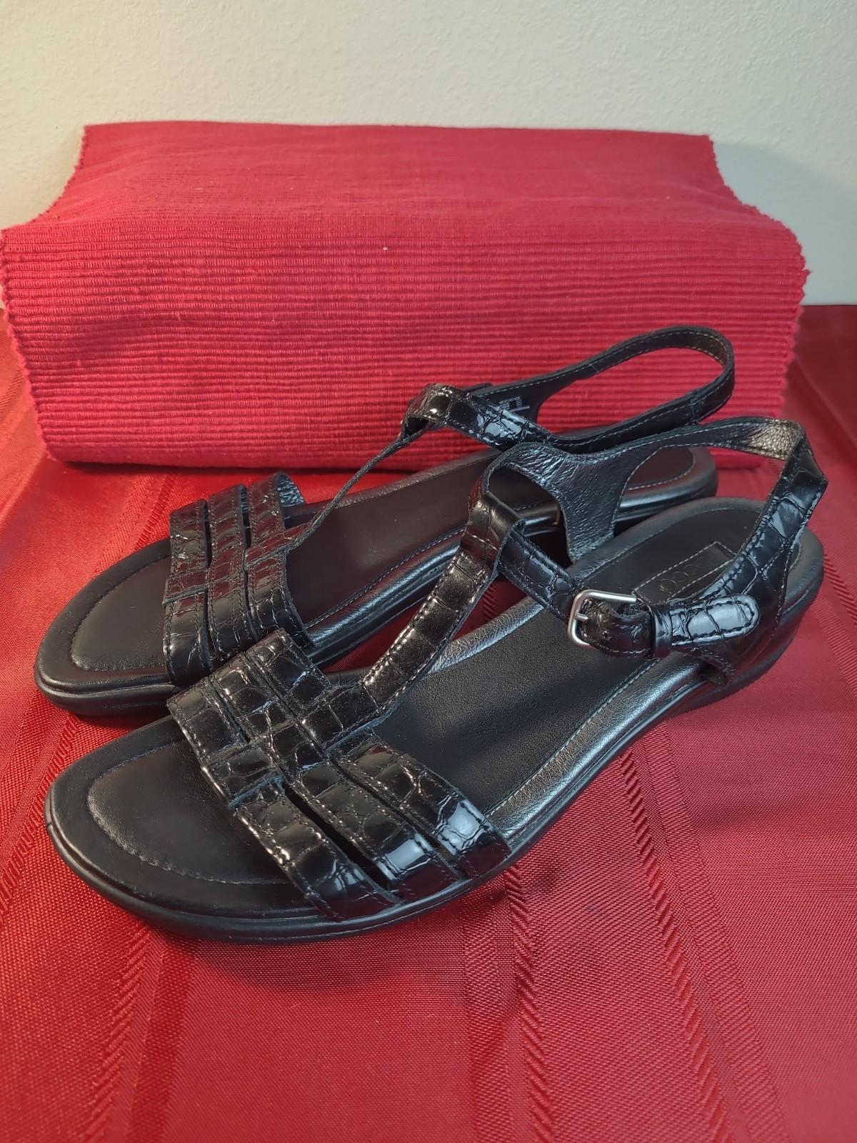Ecco Sensata T-Strap Wedge Black Croc Embossed Patent Leather 40 Sandals