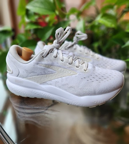 Brooks Ghost 14 Womens Size 8 White Athletic Cushioned Running Shoes Sneaker