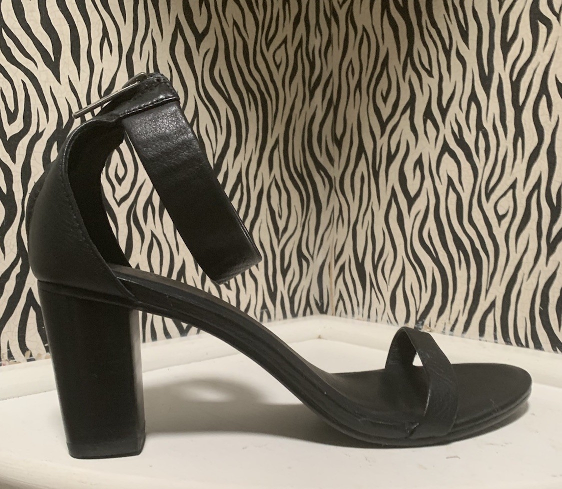 Joie “LOUEZE”~Open Toe~ 1” Ankle Strap~3” Heels ~ Zip Up Back~ Sz 38.5 (8B)