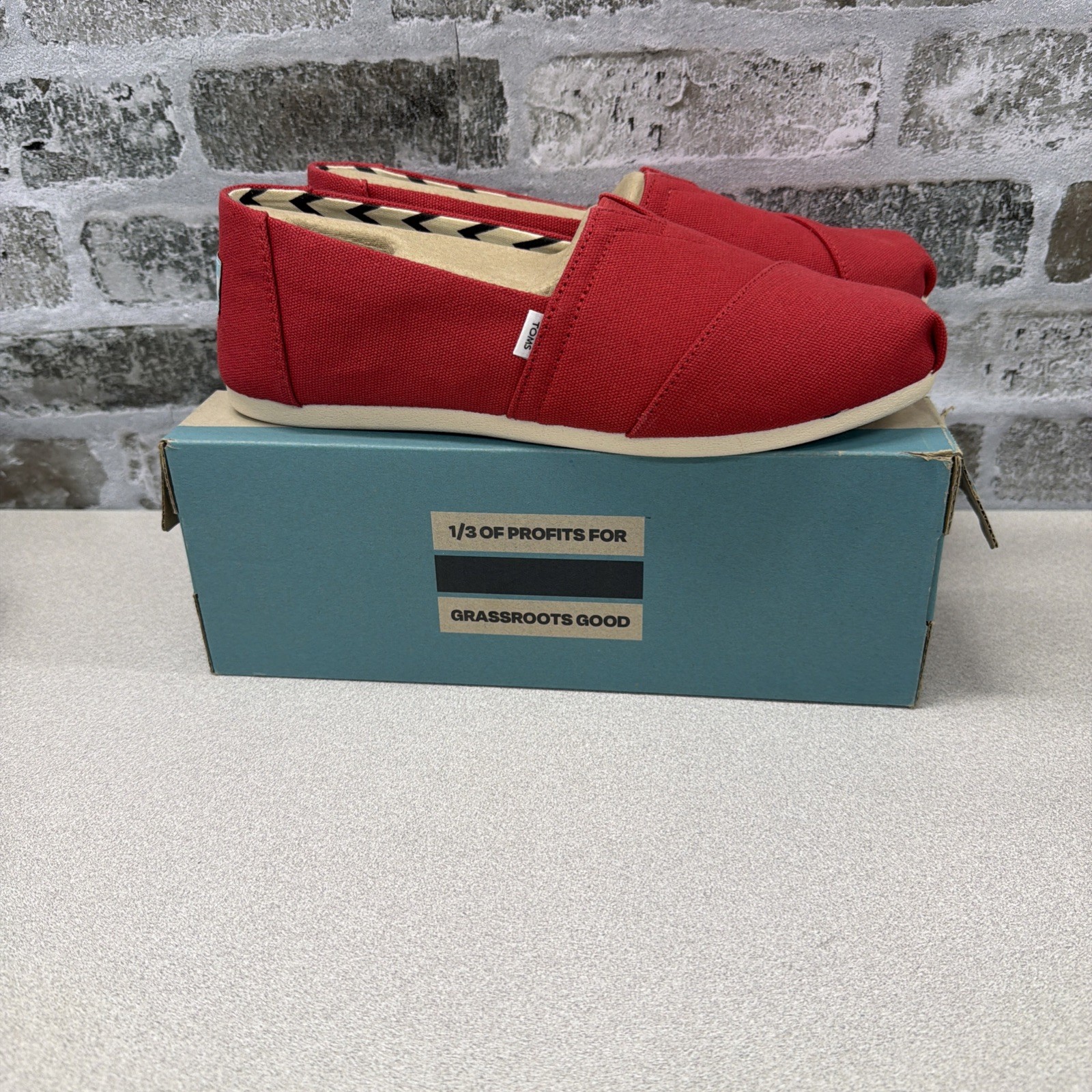 Tom’s Women Classic Flat Shoe Red Loafers Canvas Size 8.5 Slip On Alpargata NWT