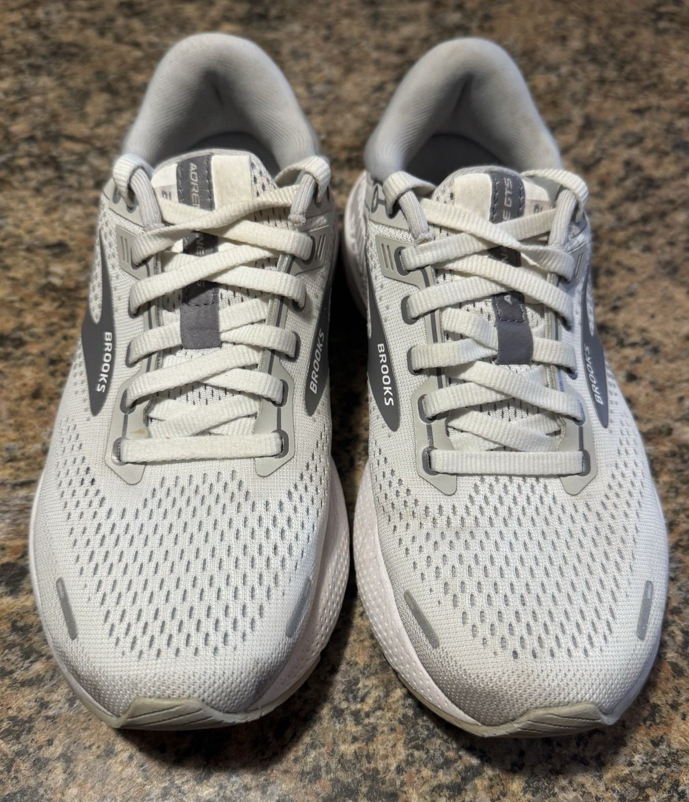 BROOKS ADRENALINE GTS 22 Size 6.5B Medium Width White & Gray Running Shoes Walk