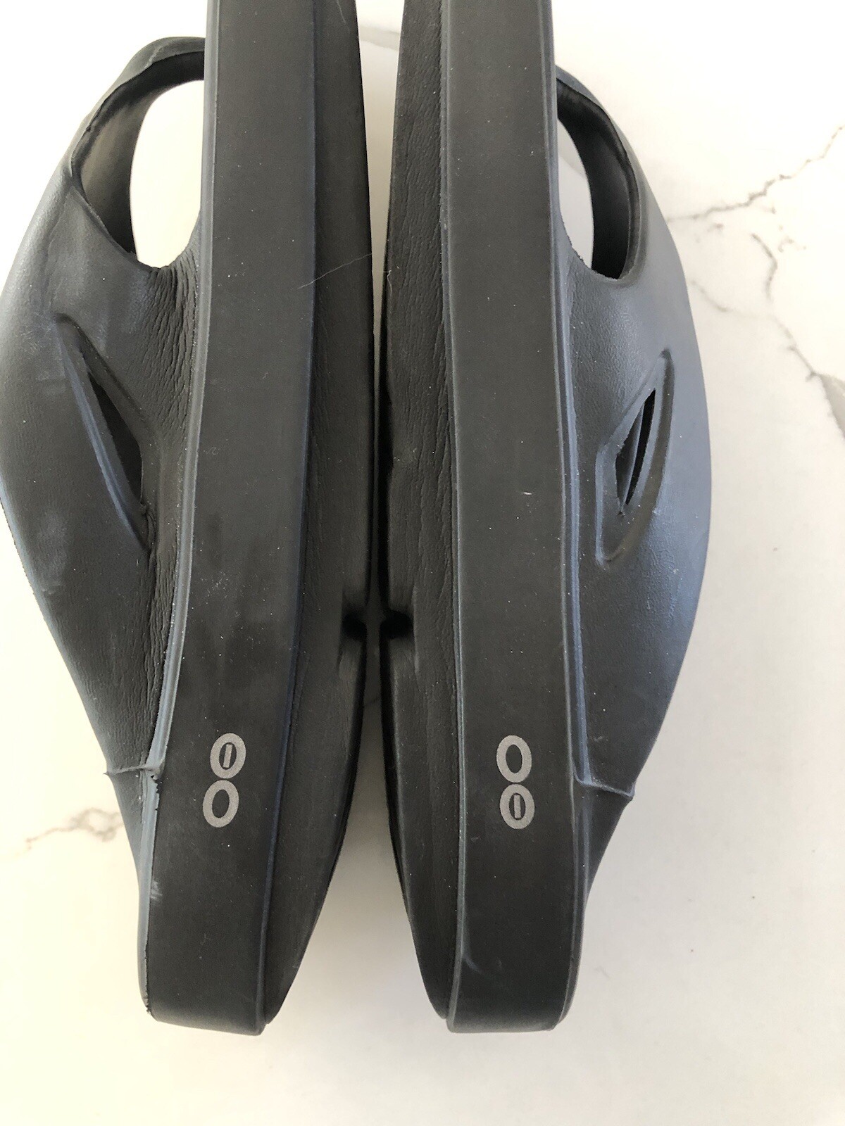 Oofos Unisex M-10 W-12 Slip on Flip Flop Black Recovery Light Weight Sandals