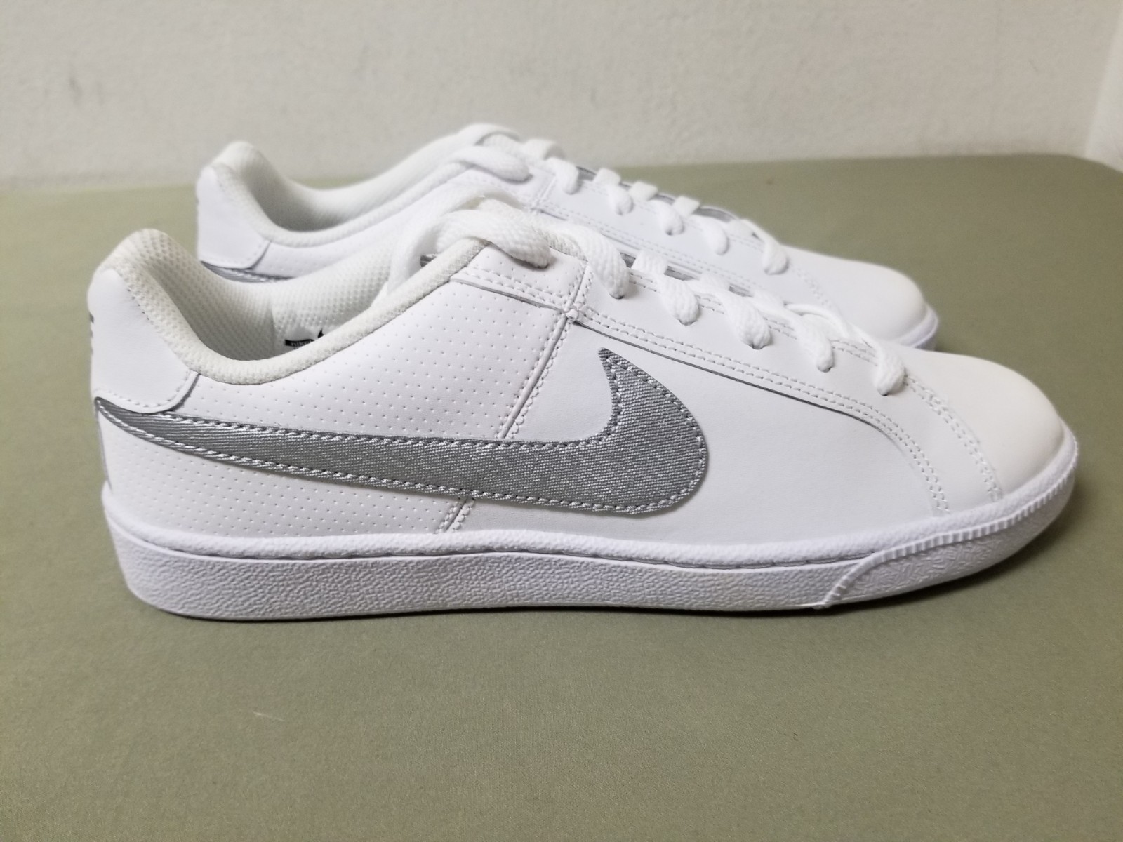 New Nike Court Royale Womens White low Top Tennis Sneakers. 749867-100