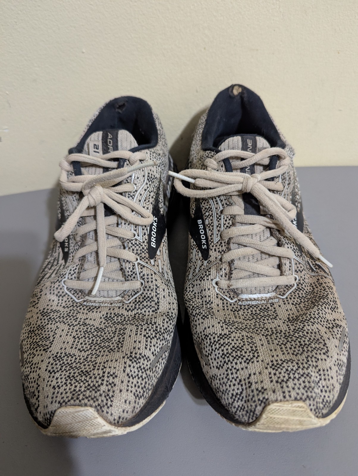 Brooks Women’s Size 11 Adrenaline GTS 21 Sneakers, Gray