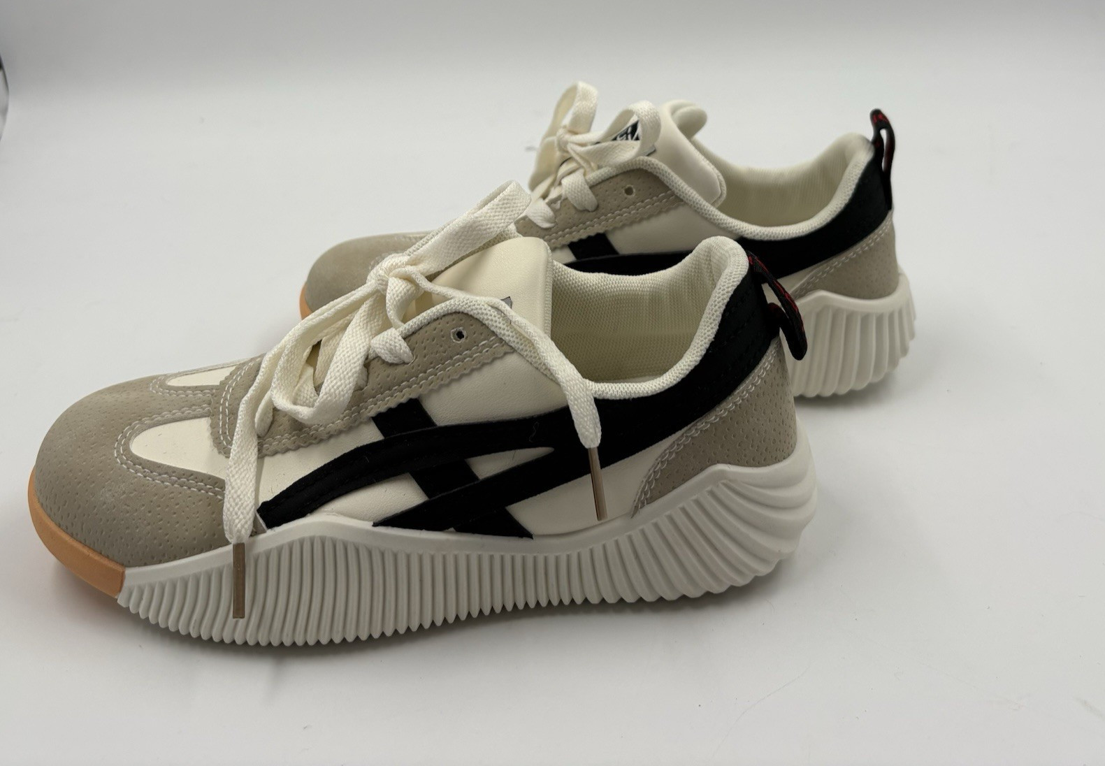 DE FLORENCE Cloudea Retro Comfort Sneakers Beige/White/Black Women’s Size 4 US