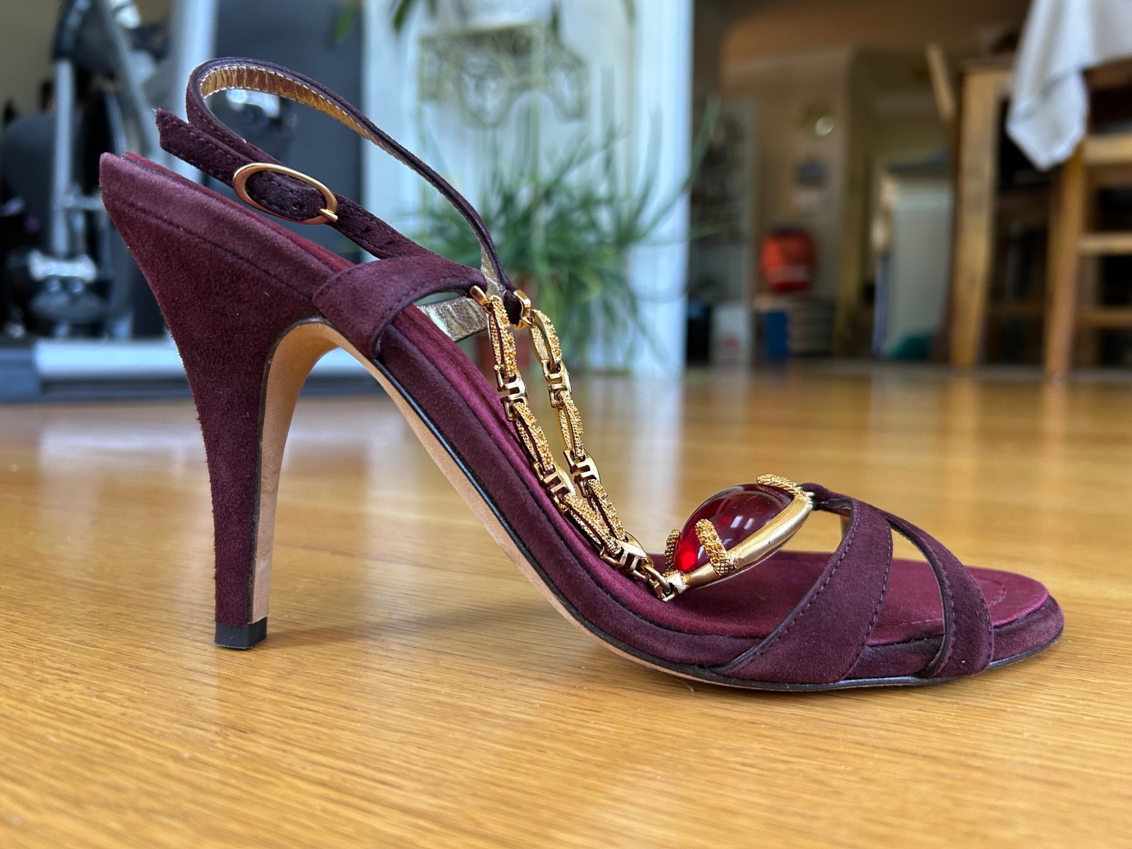 GIUSEPPE ZANOTTI Burgundy Suede Gold Chain &Red Jewel T-Strap Sandals IT 38 Good