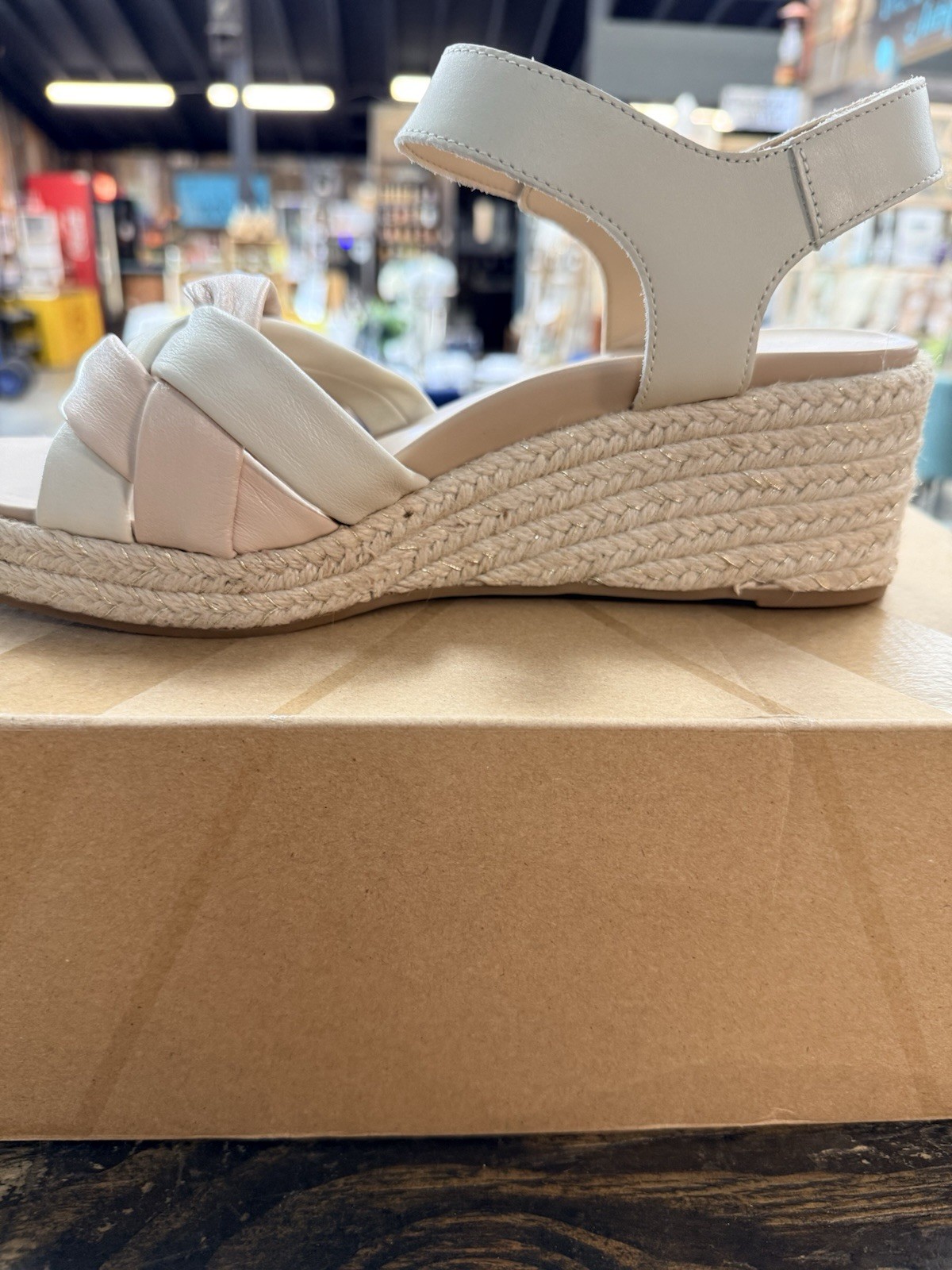 Vionic Women’s Saratoga Camel/cream Wedge Sandals 10W