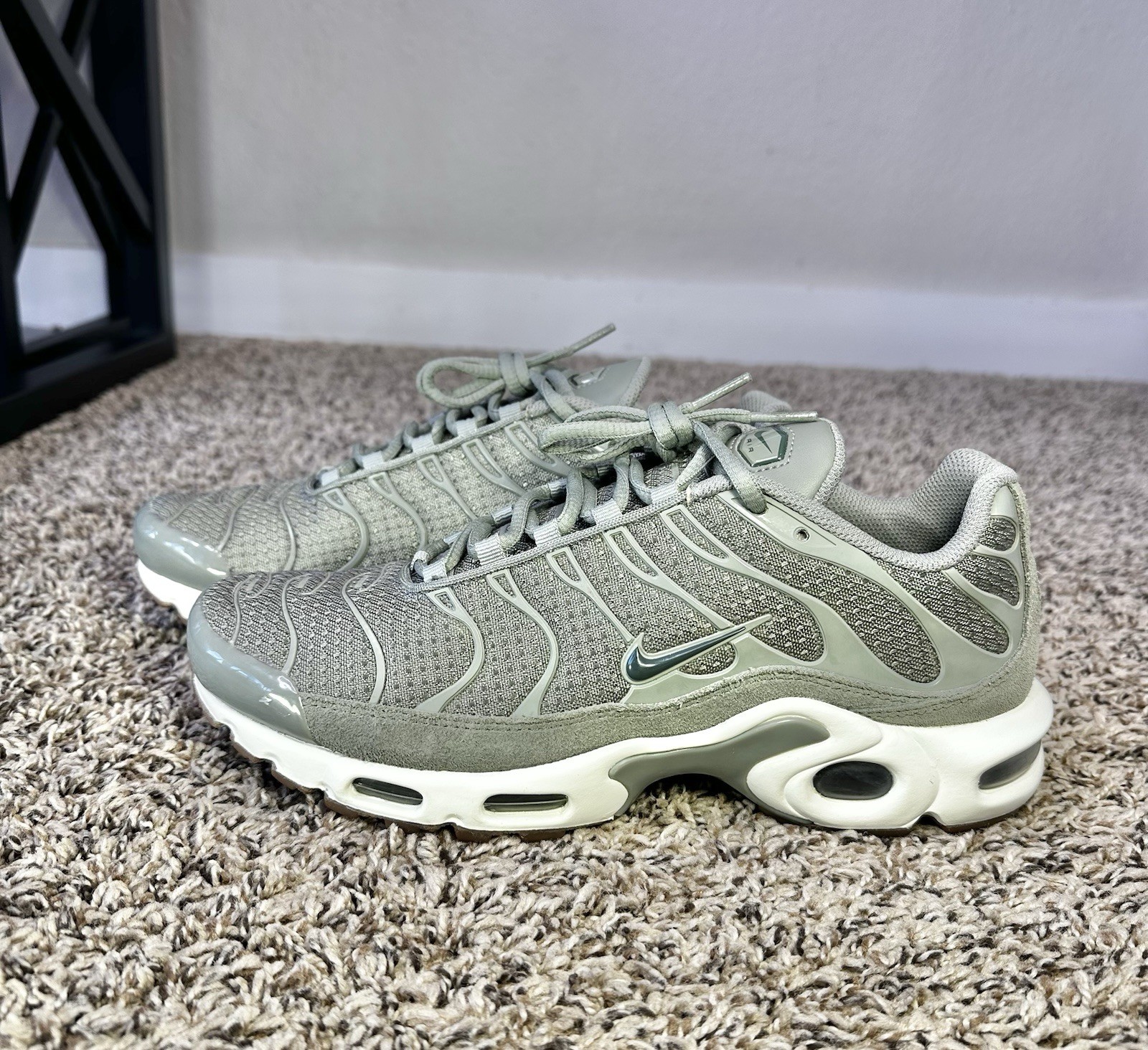 Nike Air Max Plus Women’s Size 9.5 Dark Stucco Green Sail Running 605112-053