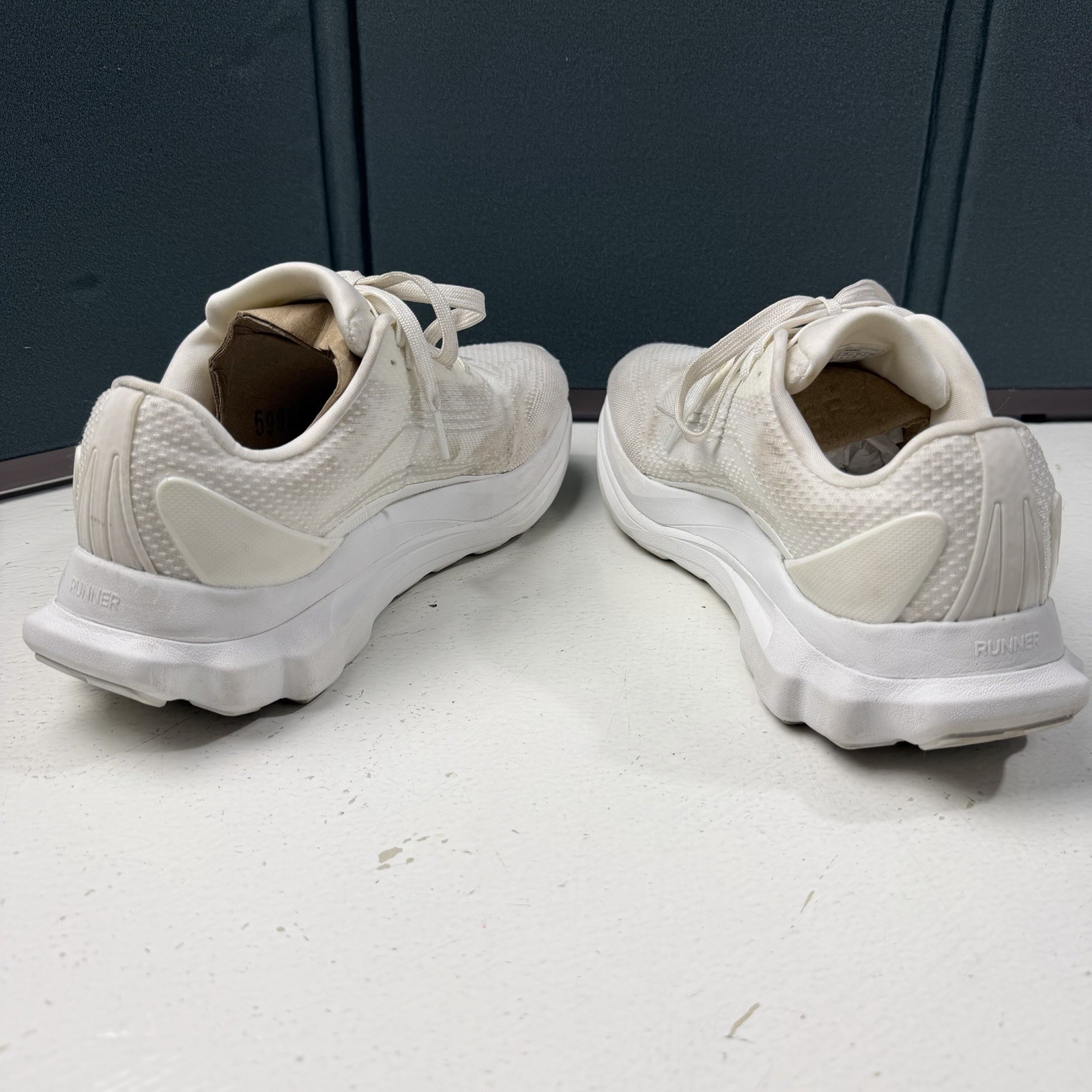 ALO Yoga Runner Men 7 | Women 8.5 White Athletic Low Top Sneakers Shoes A0590U