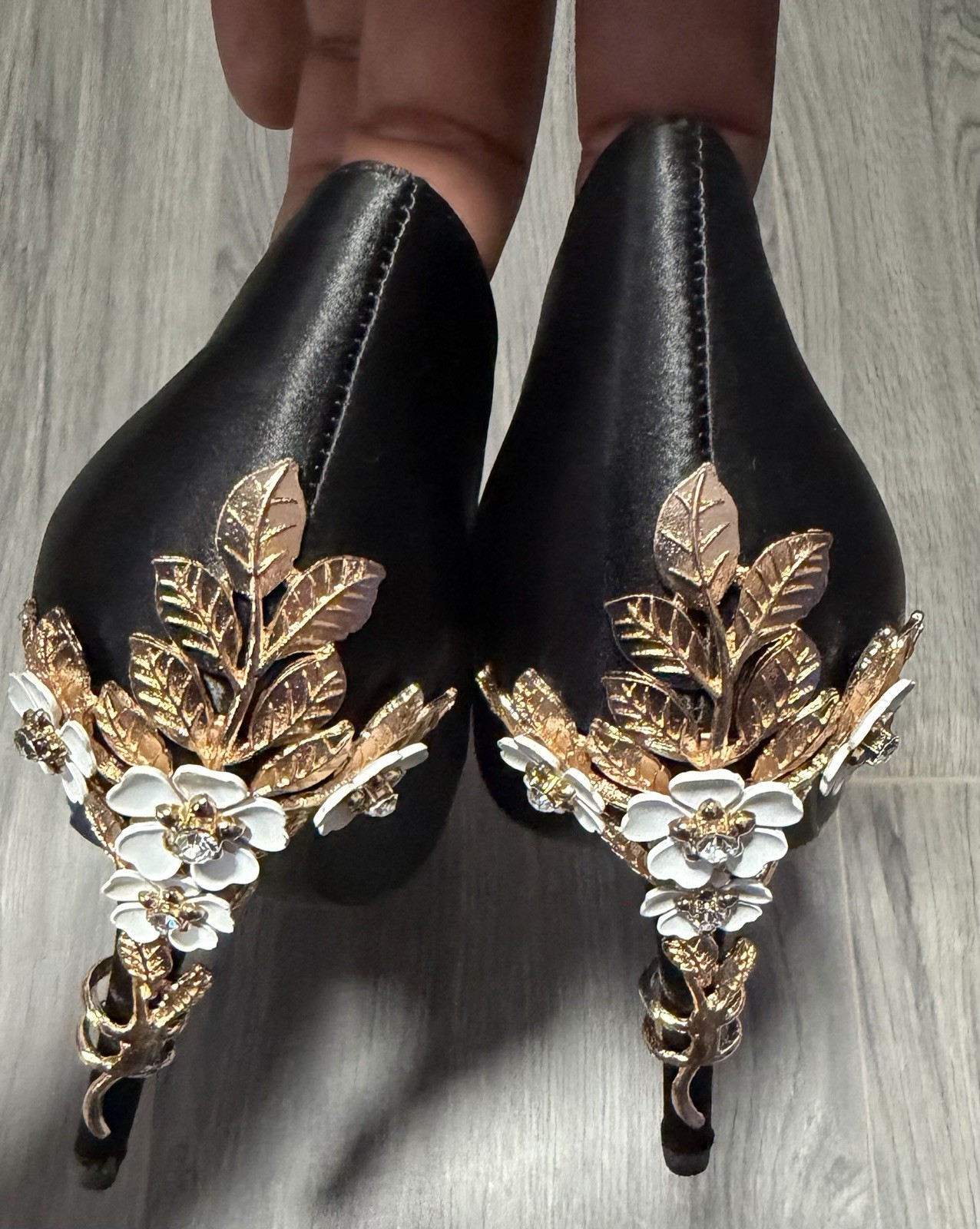 Eloshman Women’s Black/Gold Pointed Toe Pump Medusa Floral Embellished US 8
