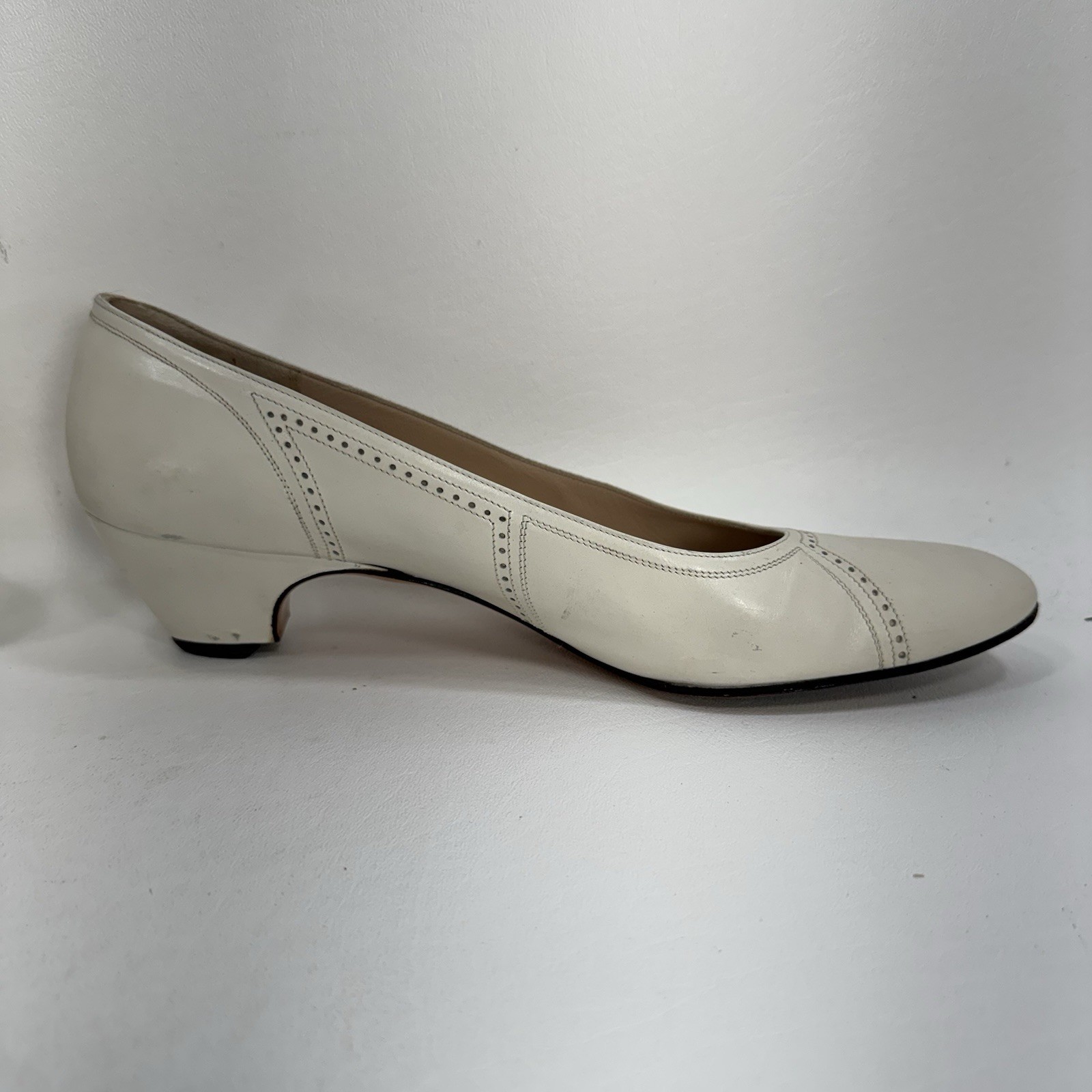 Vintage Salvatore Ferragamo Cream White Women’s Size 9 AAAA Pumps – See Details