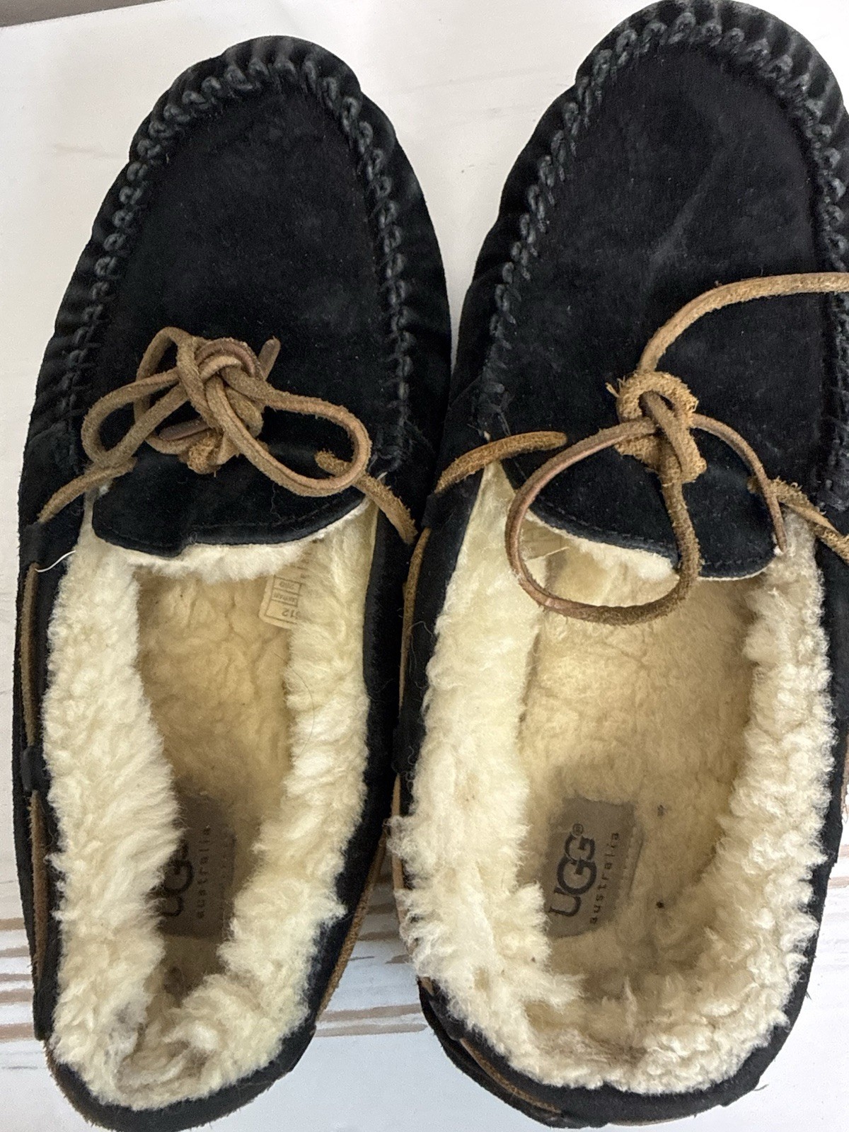 UGG Australia Dakota 5612 Black Suede Shearling Moccasin Slippers Women’s Size 9