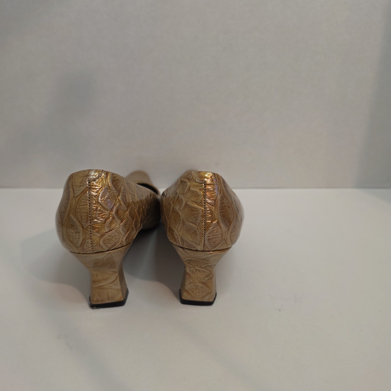 Bellini Oscar Women’s Pumps Size 10M LT Gold Croc Embossed Kitten Heel Dress…