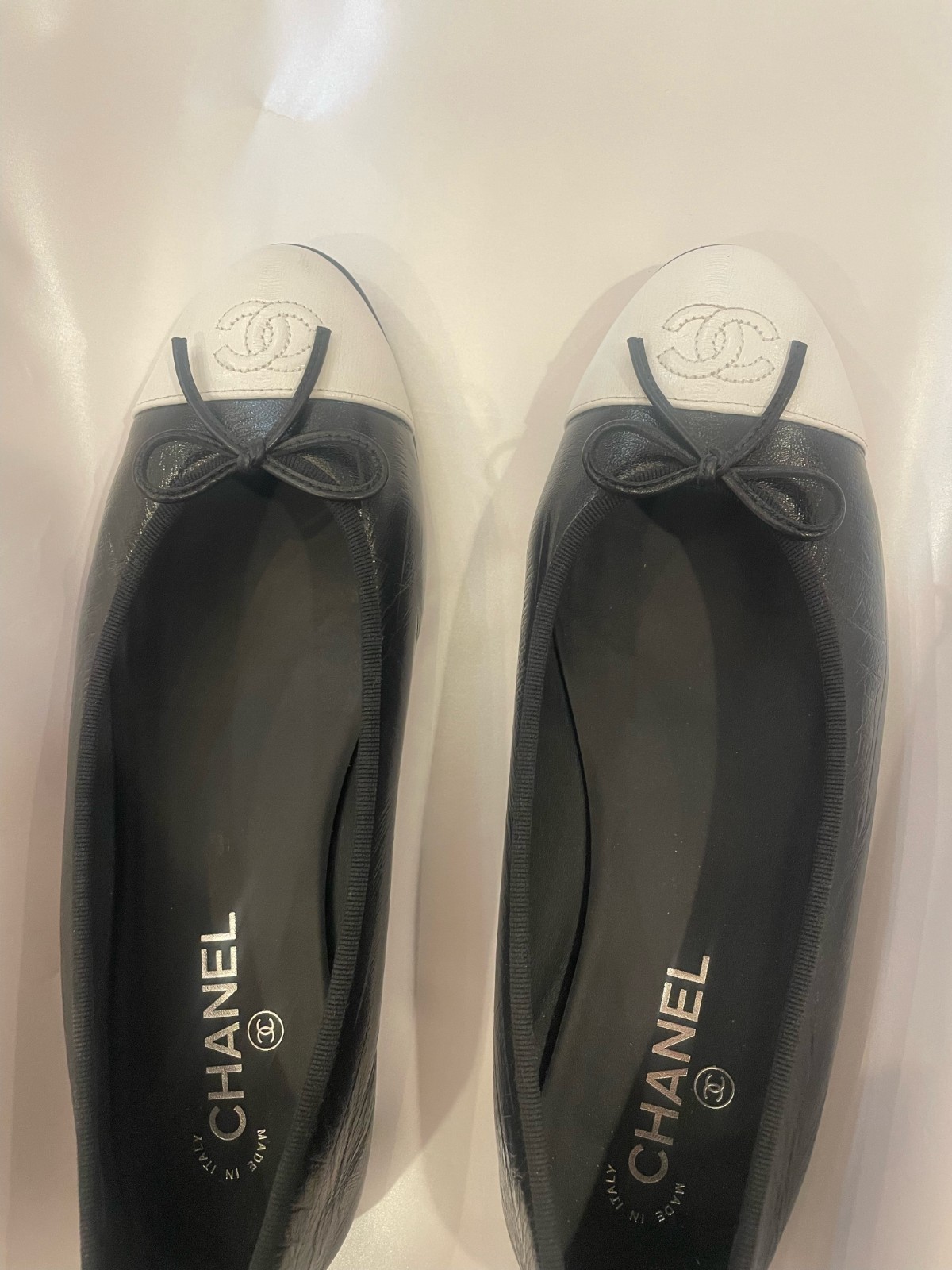 CHANEL SS26 Crumpled Shiny Lambskin Leather with White Cap Toe Ballet Flat 41.5