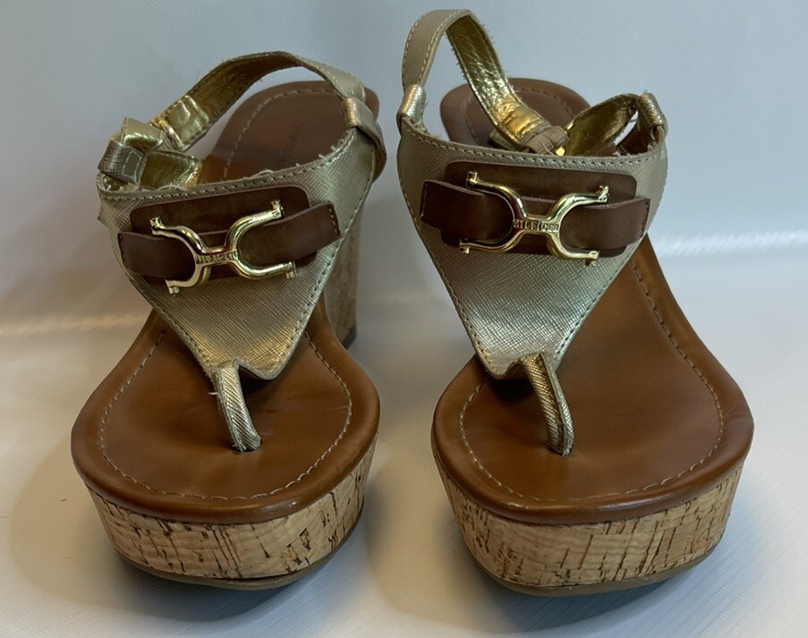 TOMMY HILFIGER Myrtie 2 3.5in Wedge Heel Sandal with Gold Horsebit Sz 8 EUC
