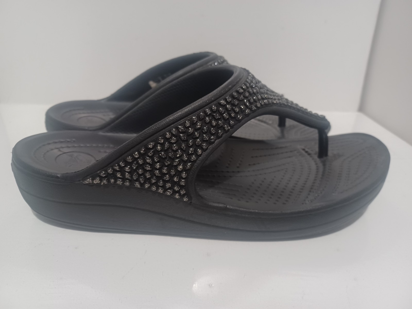 Crocs Sloane Black Bead Embellished Studded Strap Comfort Sandals Women’s 10
