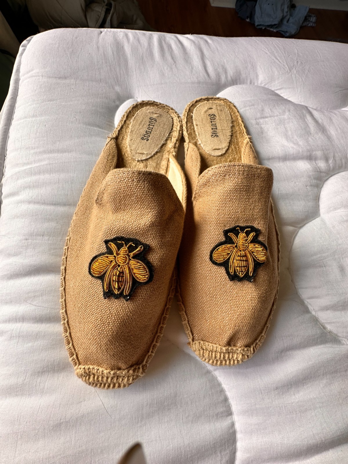 SOLUDOS Tan Canvas Stitched Bees Beaded Safaro Espadrille Mules sz 8.5 used once