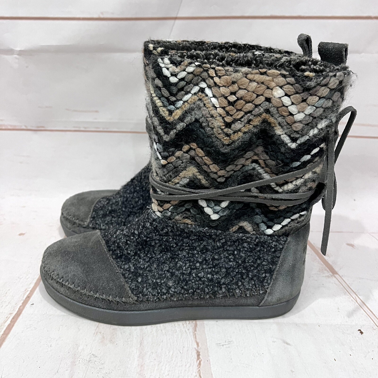 Tom’s Nepal Boho Suede Textile Yarn Chevron Zig Zag Faux Fur Lined Boots 6.5