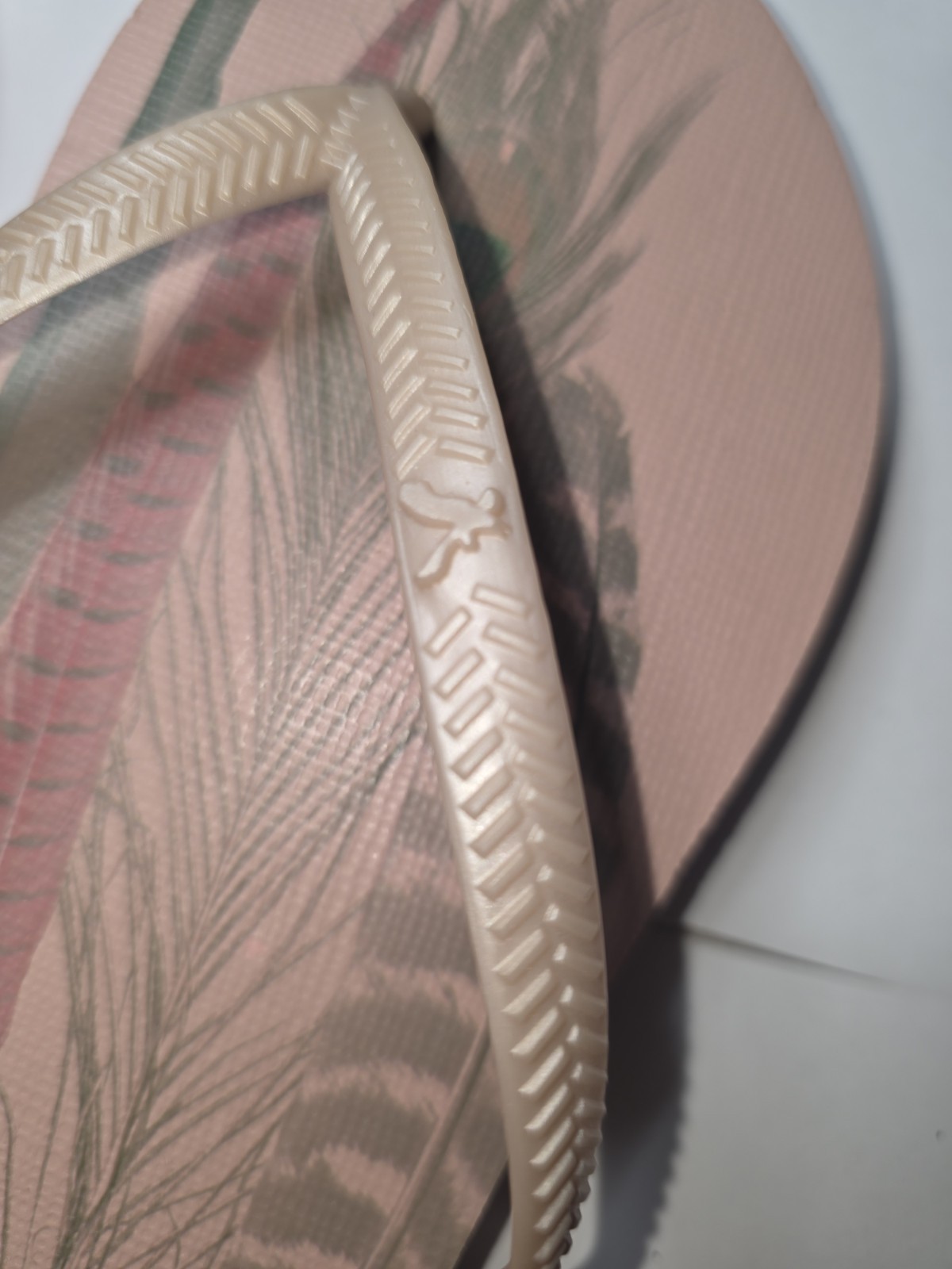 American Eagle Outfitters Pink Feather Print Logo Flip Flop Sandals Women’s US 8