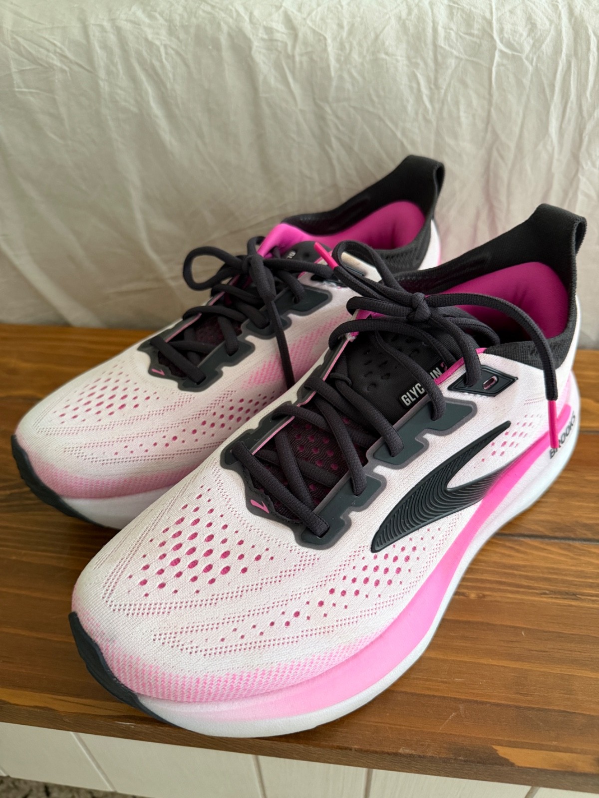 Women’s Brooks glycerin 23 running shoes, size 9, white/phantom pink