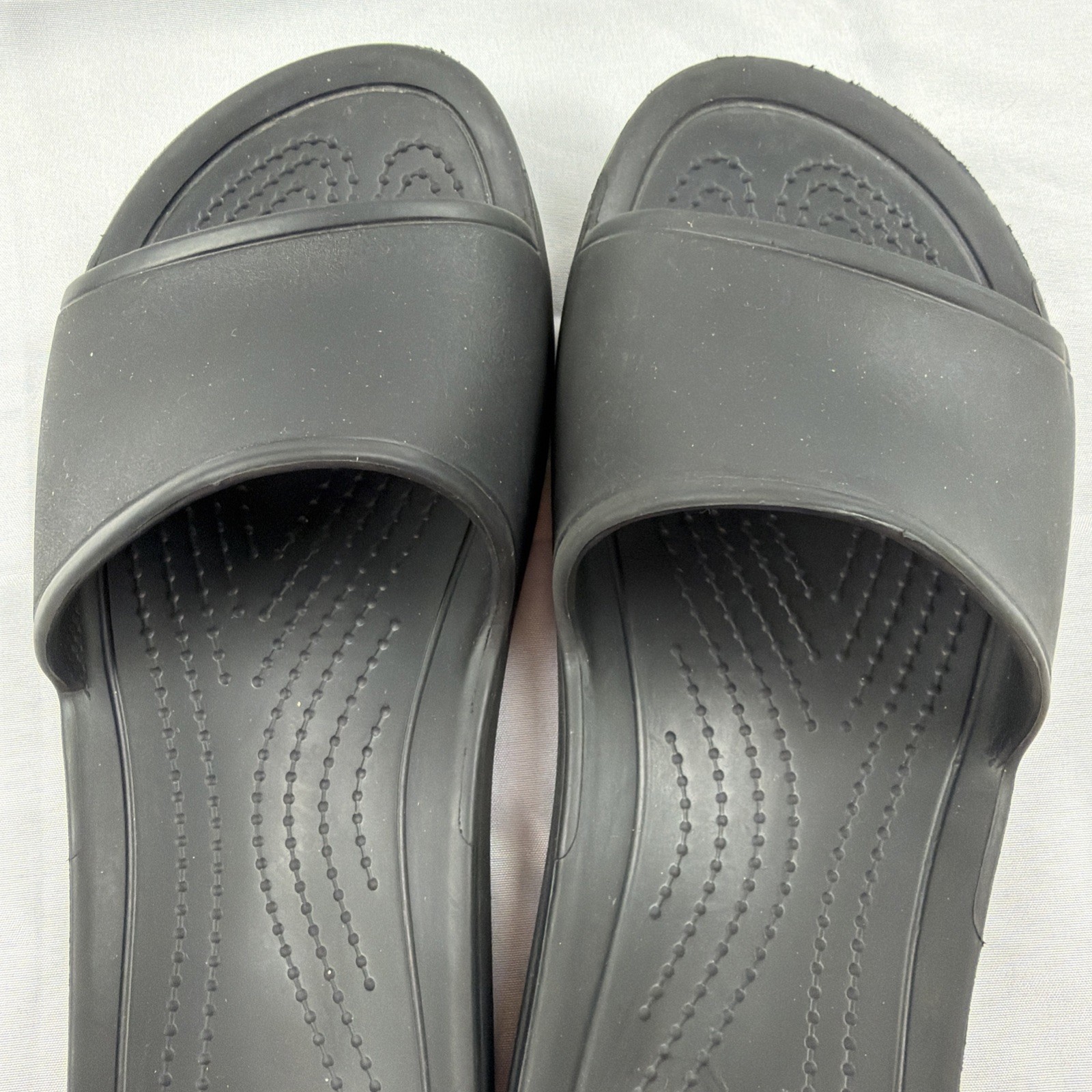 Crocs Sloane Slide Sandals Womens 8 Broad Strap Round Toe Black Minimalist Beach