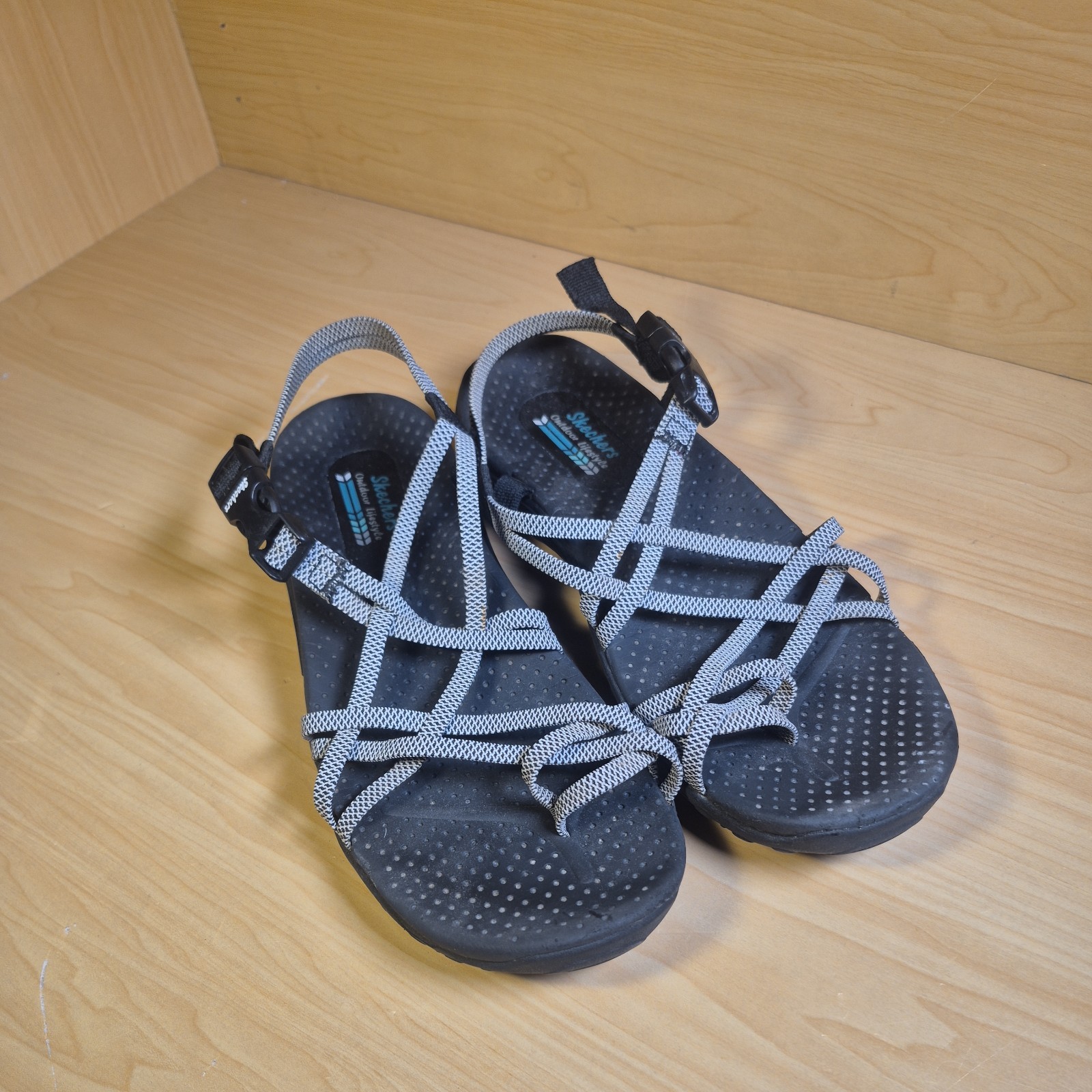 Skechers Women’s Size 9 Reggae Perfect Duo Black/Gray Strap Sandals Buckle Clasp