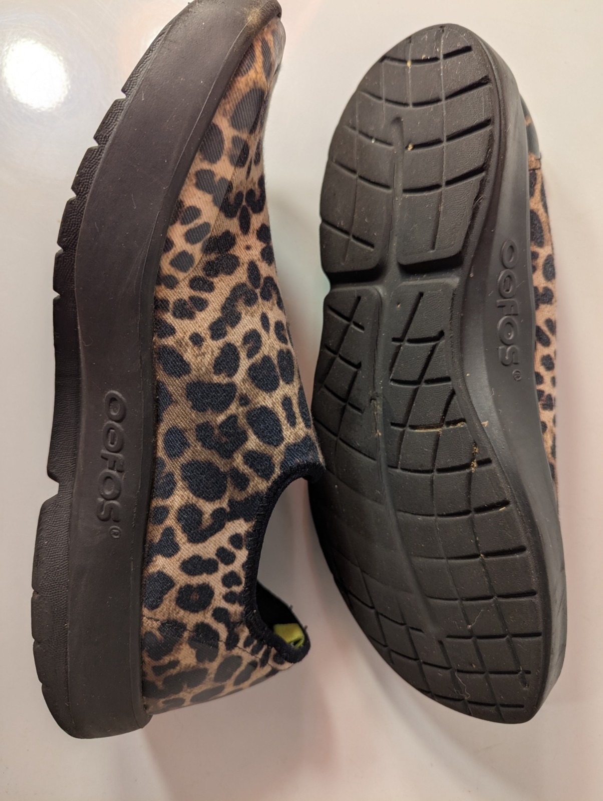 Oofos OOmg Eezee Leopard Print Womens Size 11 Black White Casual Slip On Shoes